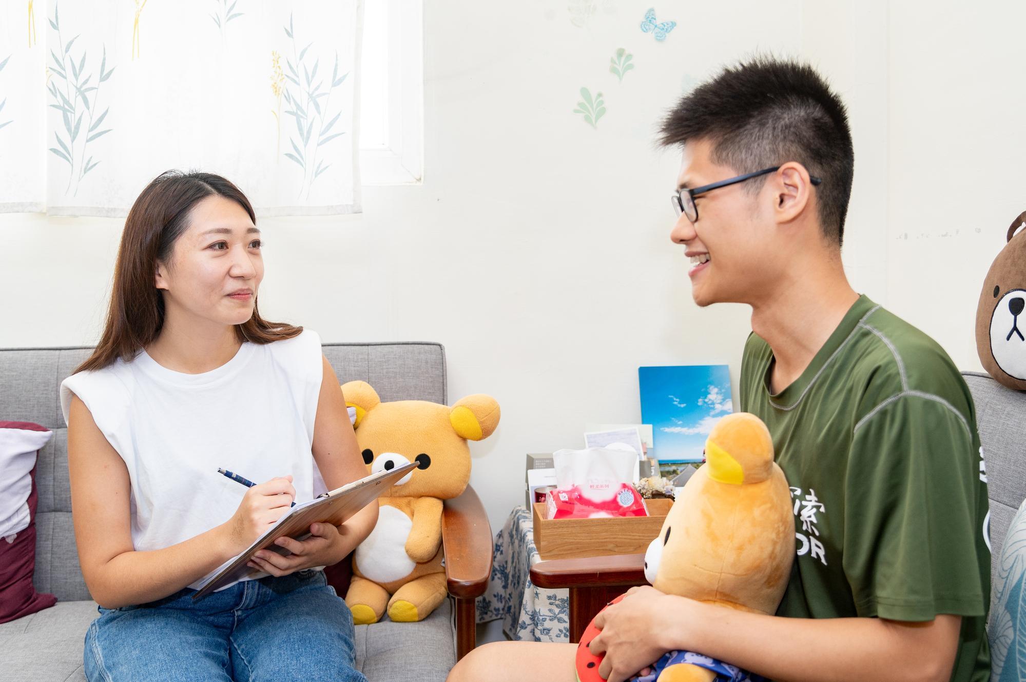 Students sharing their concerns with a counseling psychologist at NTHU's Counseling Center.