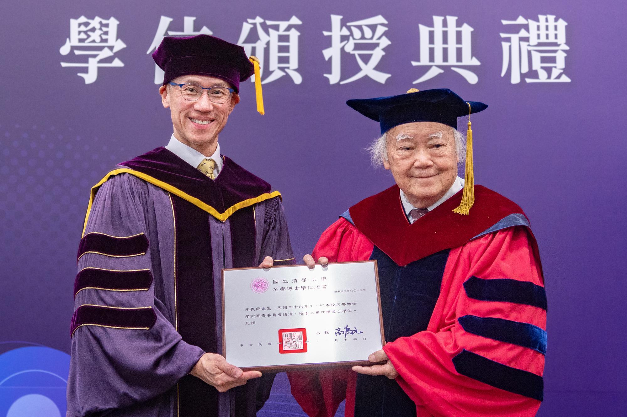 NTHU President W. John Kao (高為元) (left) presenting an honorary doctoral degree to Dr. Yi-Fa Lee (李義發) for his selfless contributions to society and his alma mater.