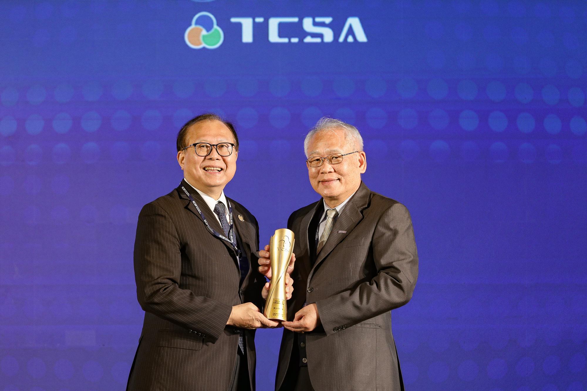 NTHU received the Taiwan University Sustainability Award for the third consecutive time. Senior Vice President Nyan-Hwa Tai (戴念華) (right), also the Chief Sustainability Officer, accepted the award on behalf of NTHU from Minister Chun-Jung Su (蘇俊榮) of the Directorate-General of Personnel Administration, Executive Yuan.
