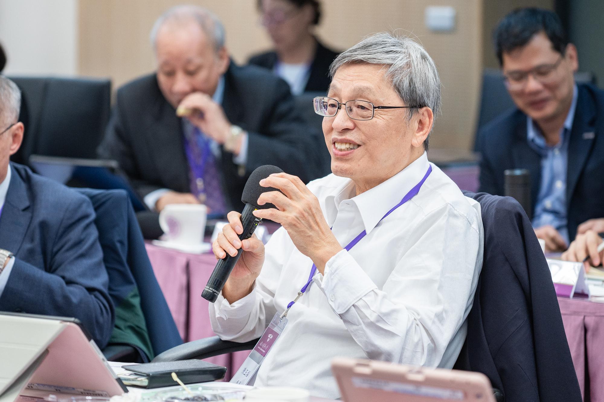Committee Member Wu-Fu Chen (陳五福) provides suggestions.