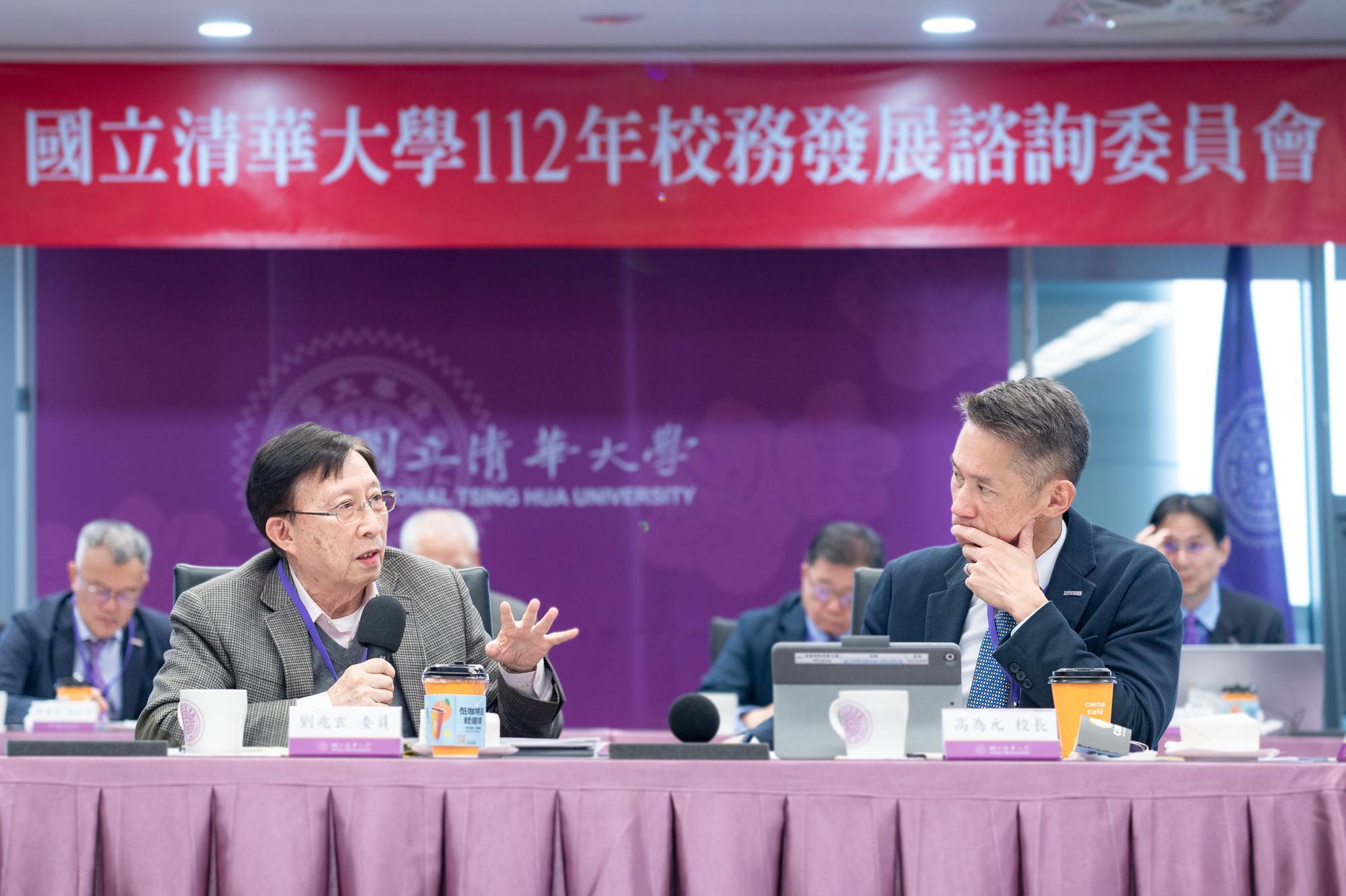President W. John Kao (高為元)
(right) listens to the suggestions of Committee Member Dr. Chao-Shiuan Liu (劉兆玄).