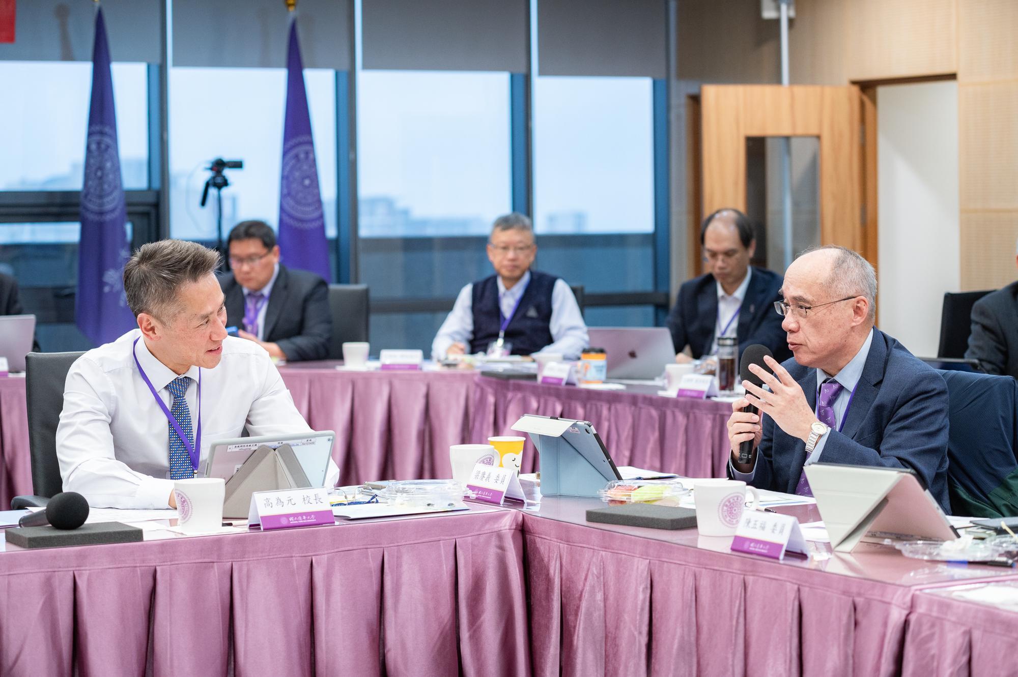 President W. John Kao (高為元)
(left) listens to the suggestions of Committee Member Kung-Yee Liang (梁賡義).