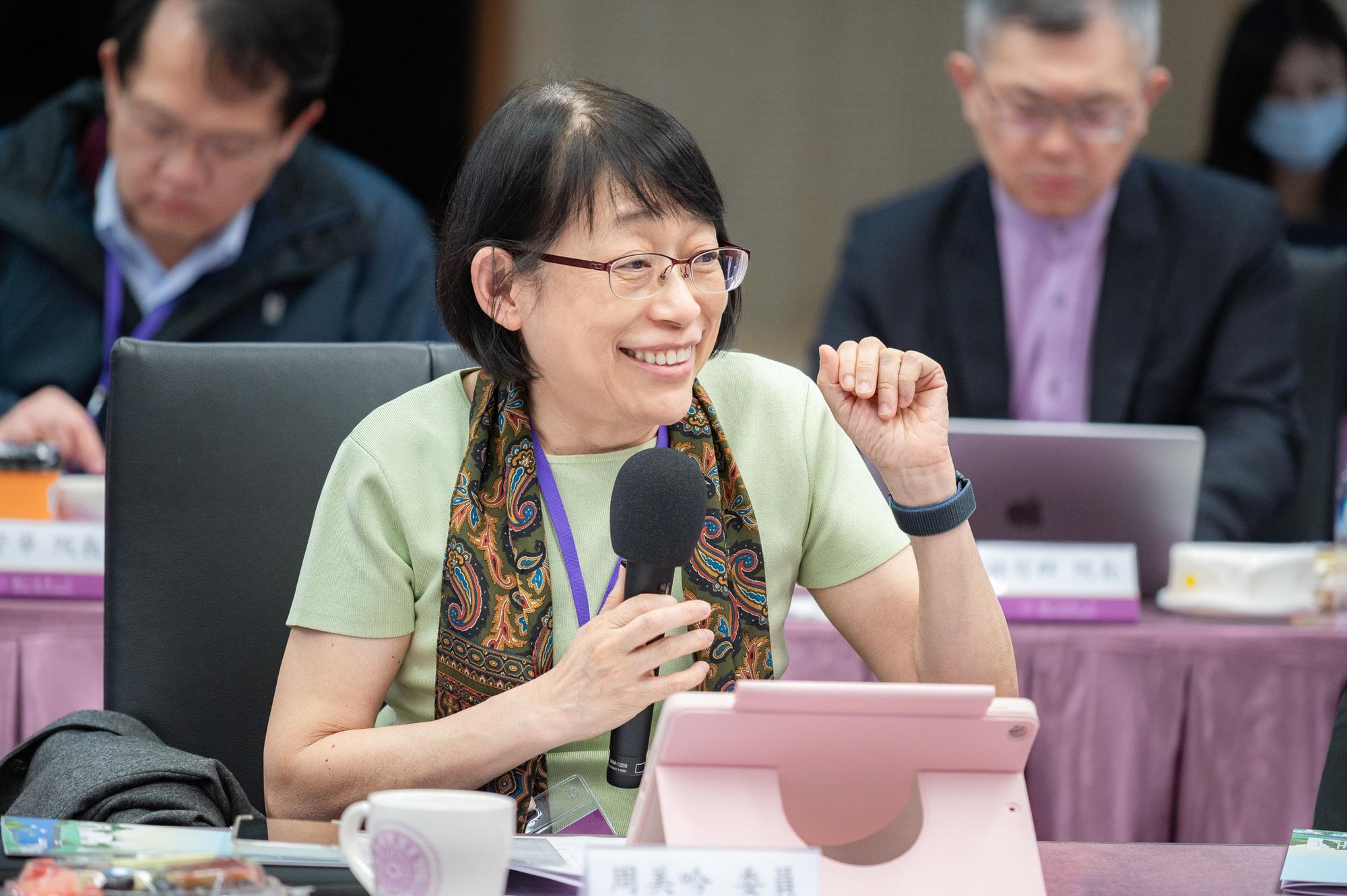 Committee Member Mei-Yin Zhou (周美吟) puts forward suggestions.