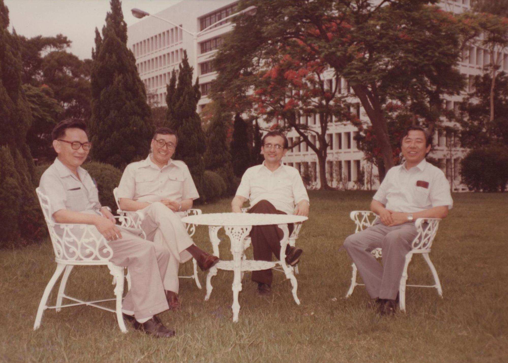 Professor Yi-Yan Li (李怡嚴) (far left) taking a photo with faculty members on campus, including President Kao-wen Mao (毛高文校長), President Chun-shan Shen (沈君山), and Academician Yih-yuan Li (李亦園).