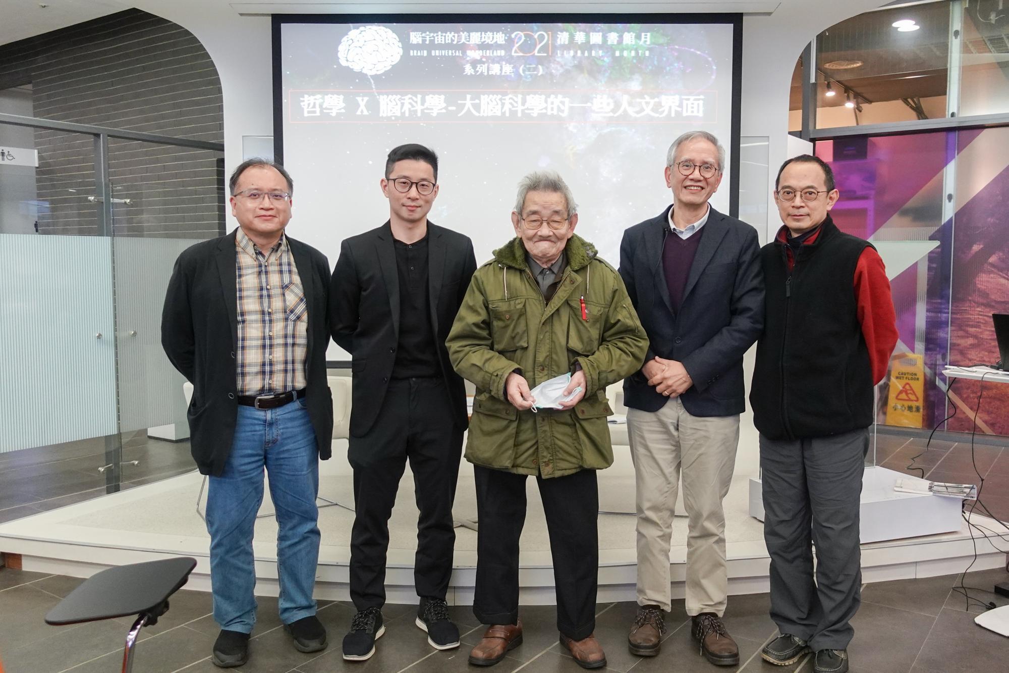In 2022, Professor Yi-Yan Li (李怡嚴) (3rd left) participated in a neuroscience lecture at the library.