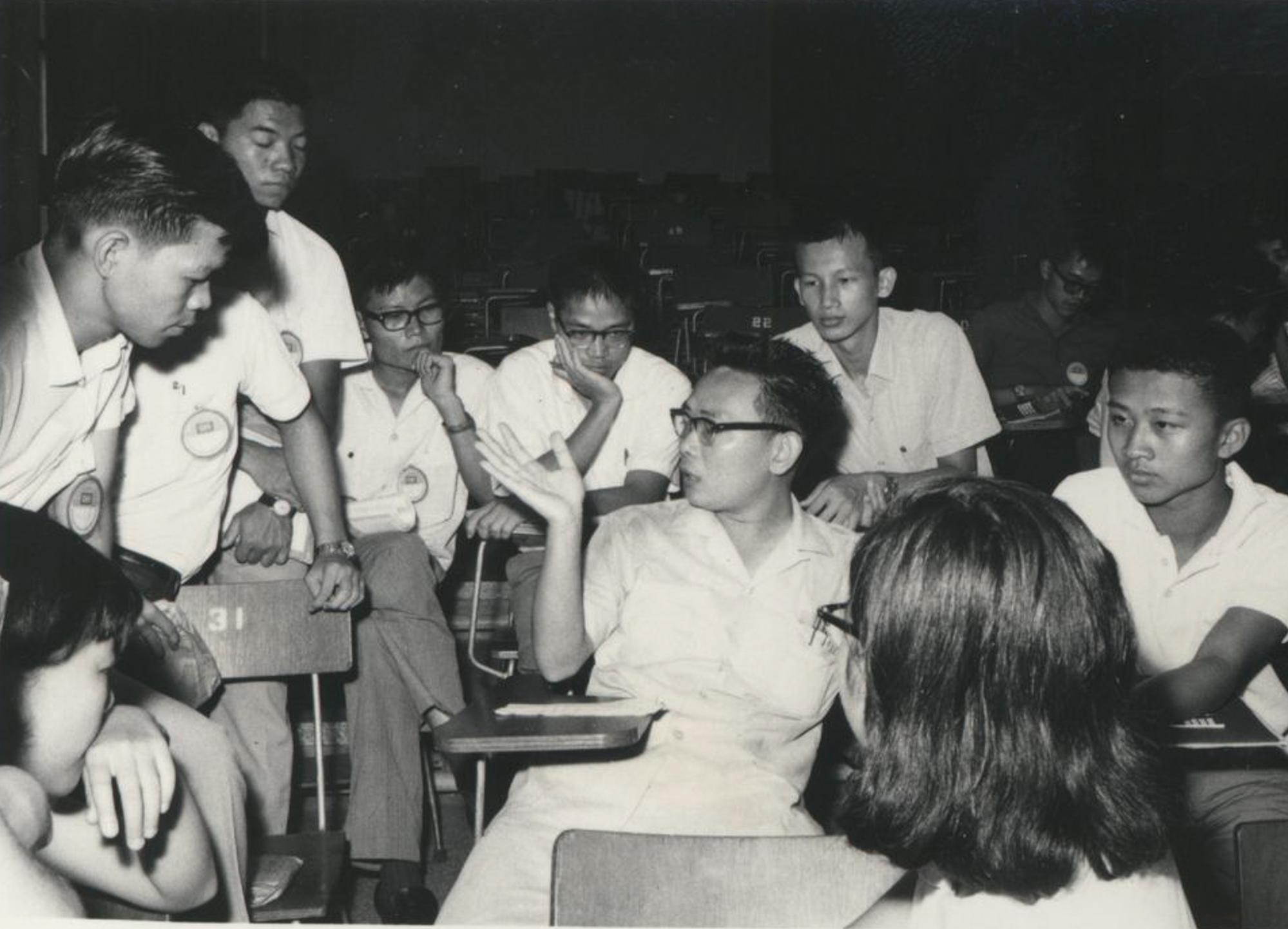 In 1966, Professor Yi-Yan Li (李怡嚴) (center) lecturing to students.