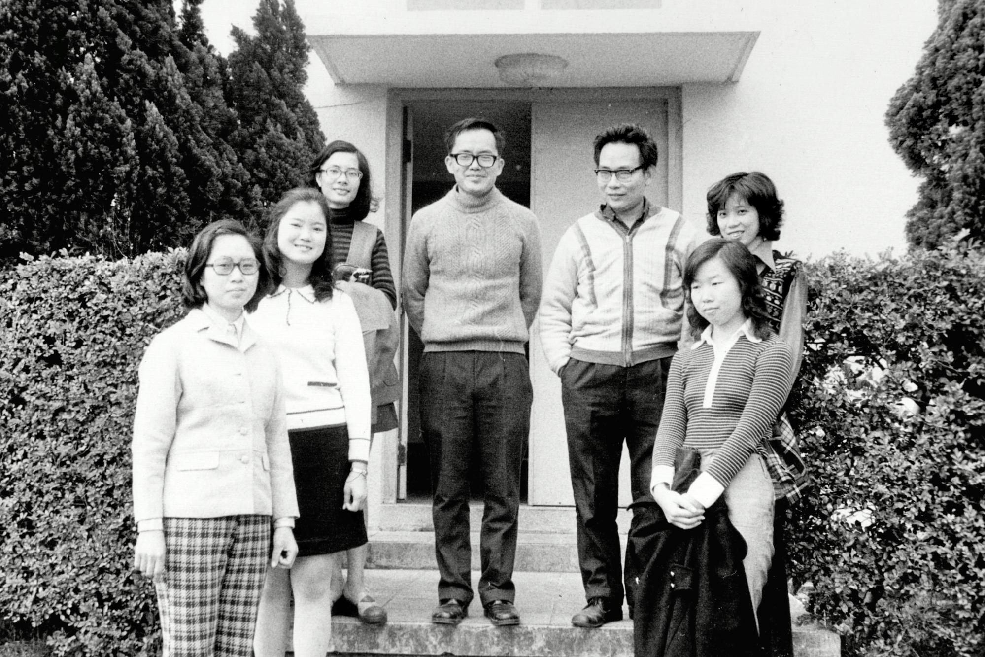 Professor Yi-Yan Li (李怡嚴) (3rd right) and Professor Yin-Zun Yang (楊銀圳) (4th right) taking a photo with students from the Physics Department Class of '74.