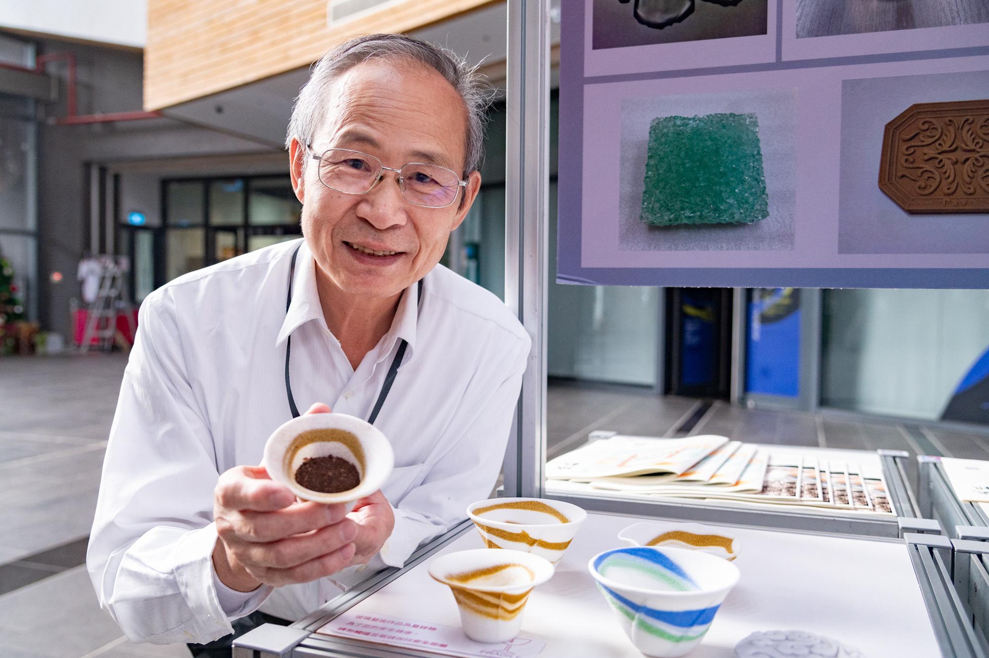 Professor Ming-Twen Shiau (蕭銘芚), from the Department of Arts and Design at NTHU, developed reusable glass filter cups that replace disposable filter paper.
