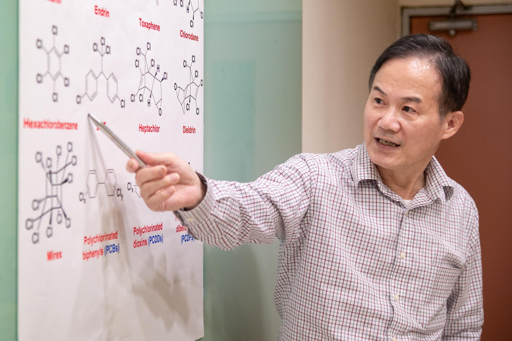 Distinguished professor Kuo Chu Hwang (黃國柱) explains the chemical structure of persistent organic pollutants (POPs), which do not decompose easily.
