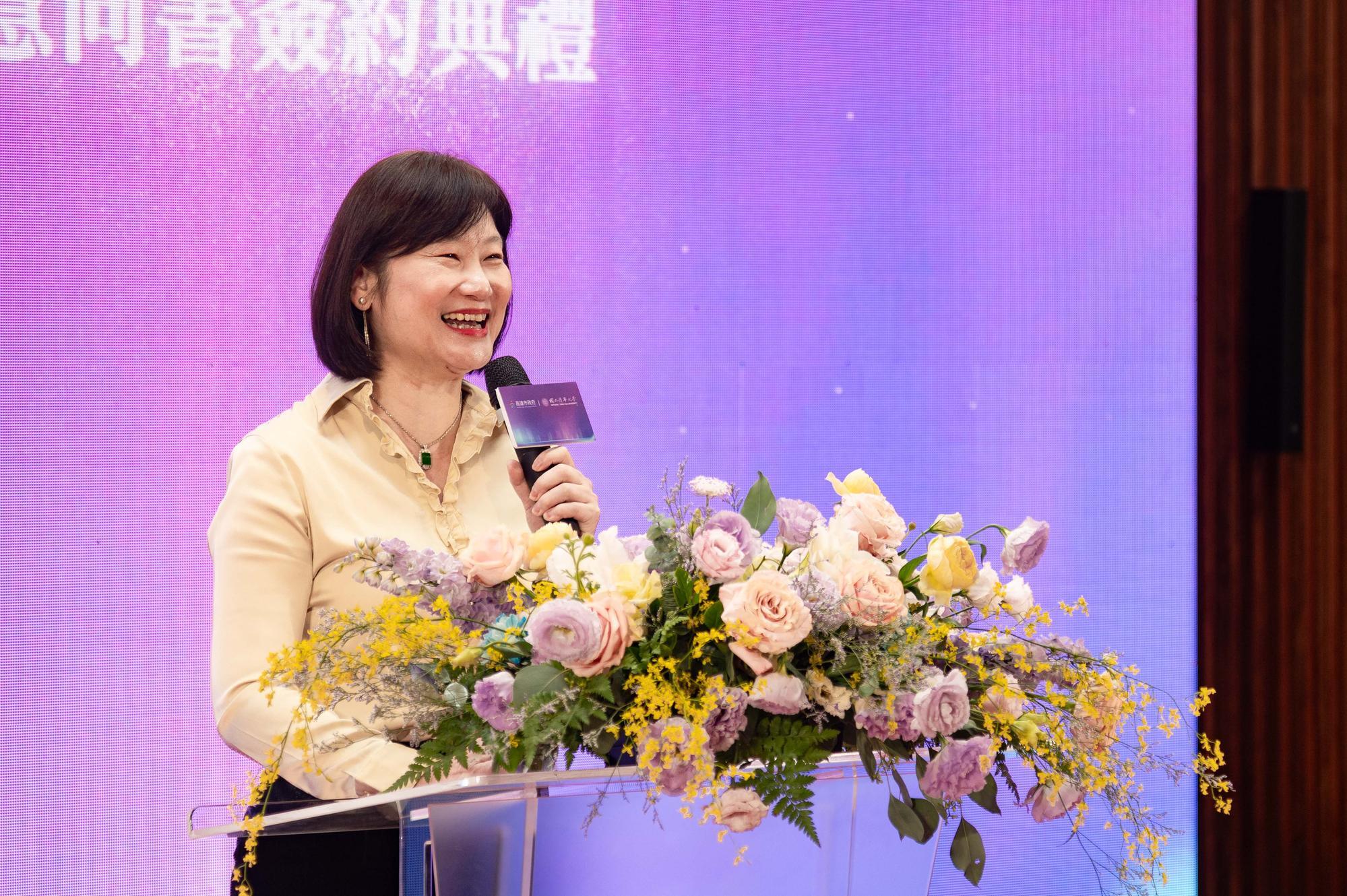 Foxconn's Chief Human Resources Officer, Guo-An Xia (夏國安), an alumnus of the university, attended the press conference to support her alma mater.