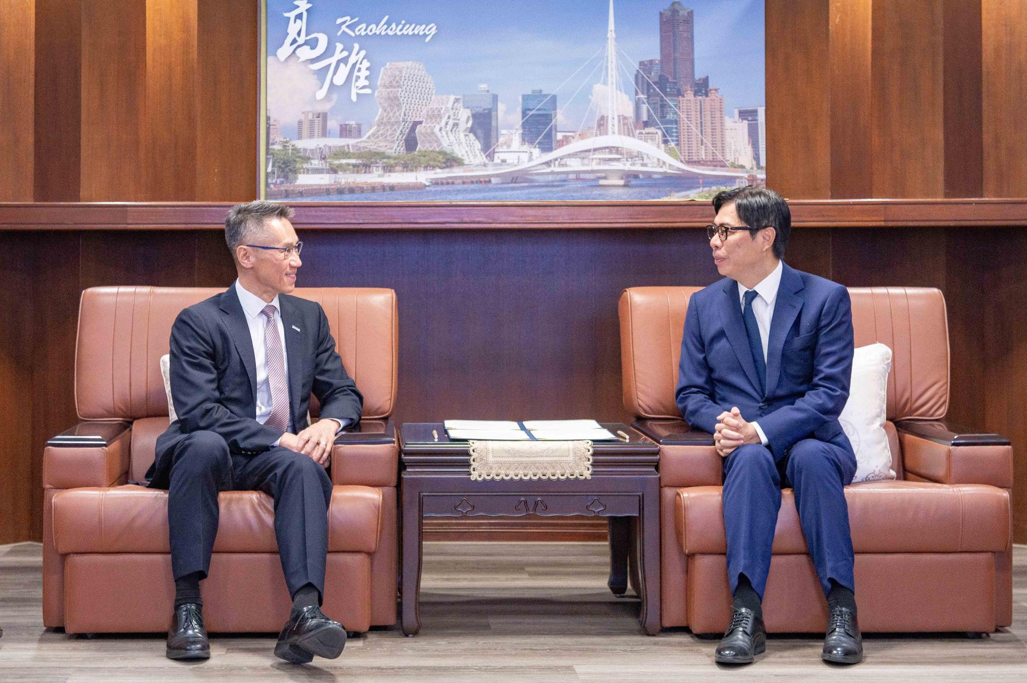 President W. John Kao (高為元) (left) and Kaohsiung Mayor Chi-Mai Chen (陳其邁) discuss the future vision of the 