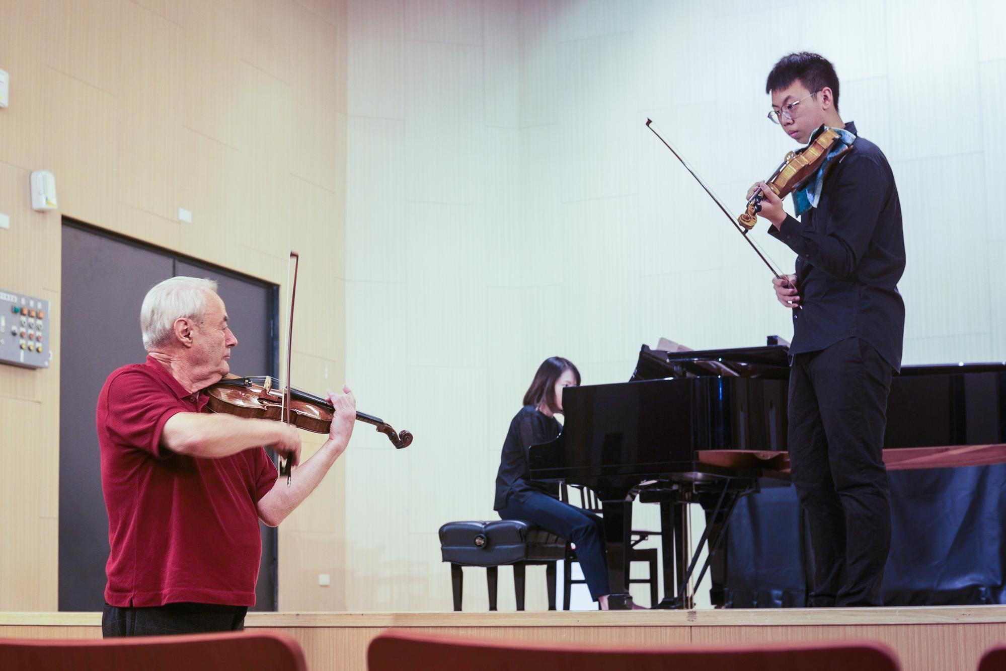 French virtuoso violinist Gérard Poulet (left) visited NTHU last year to mentor students.