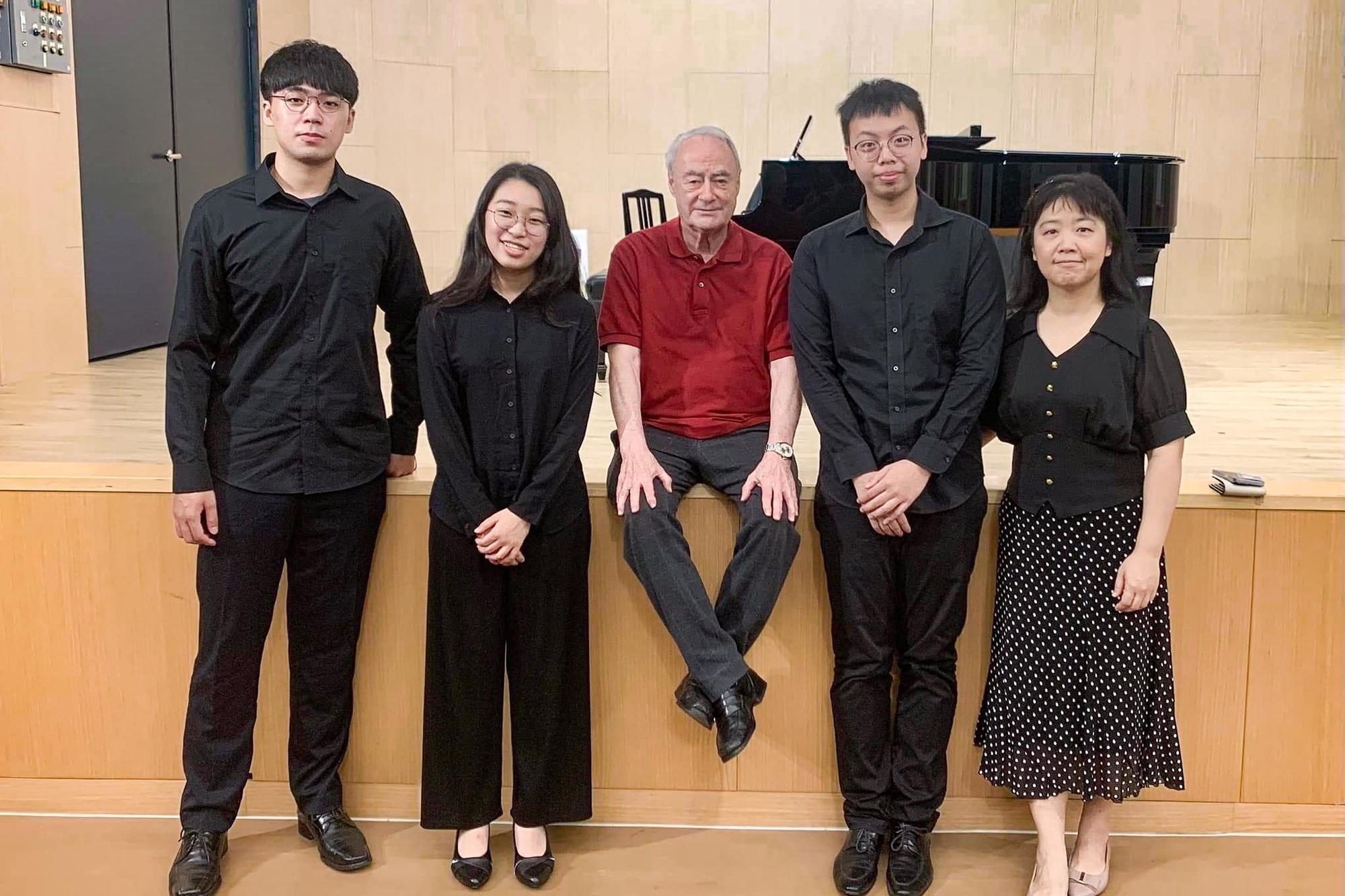 French virtuoso violinist Gérard Poulet (center) visited NTHU last year to mentor students.