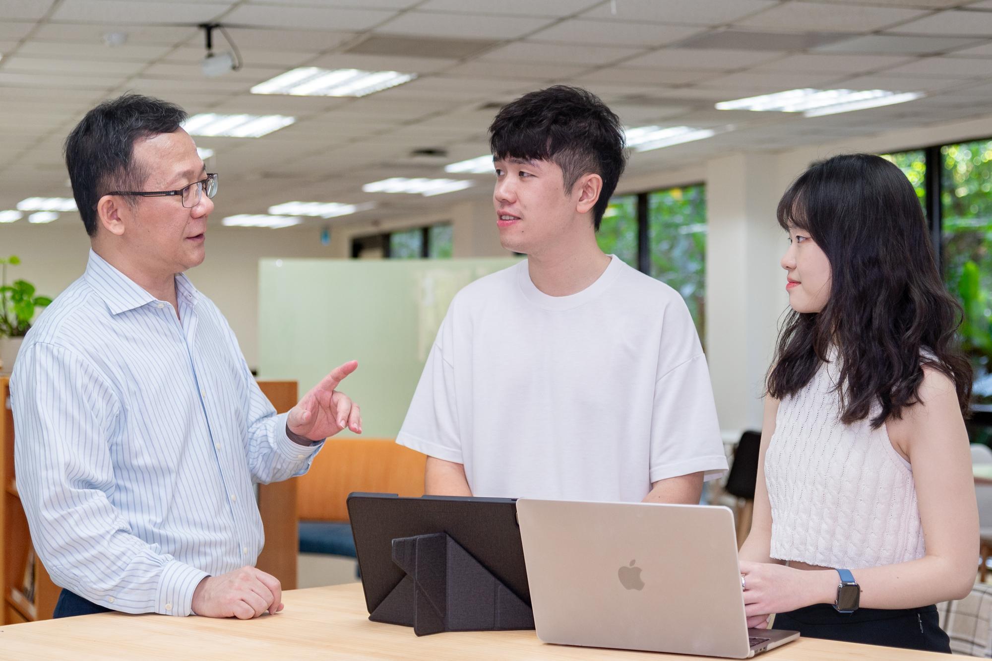 Dean Cho-Ying Li (李卓穎) (left) of the College of Humanities and Social Sciences at NTHU teaches a course to cultivate students' critical abilities in applying generative AI.