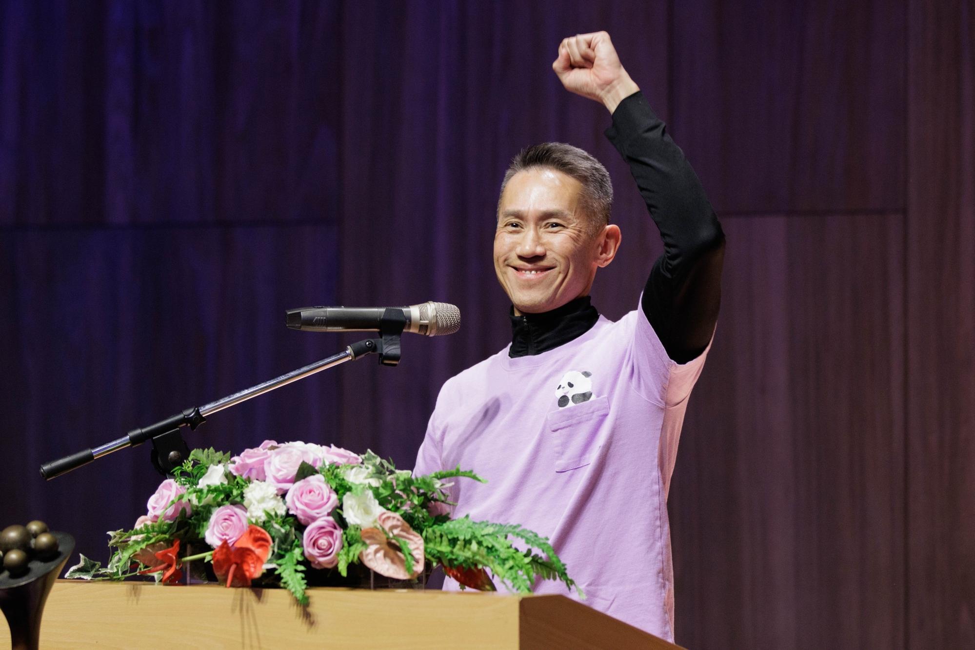 President W. John Kao (高為元) led the students and faculty in chanting 