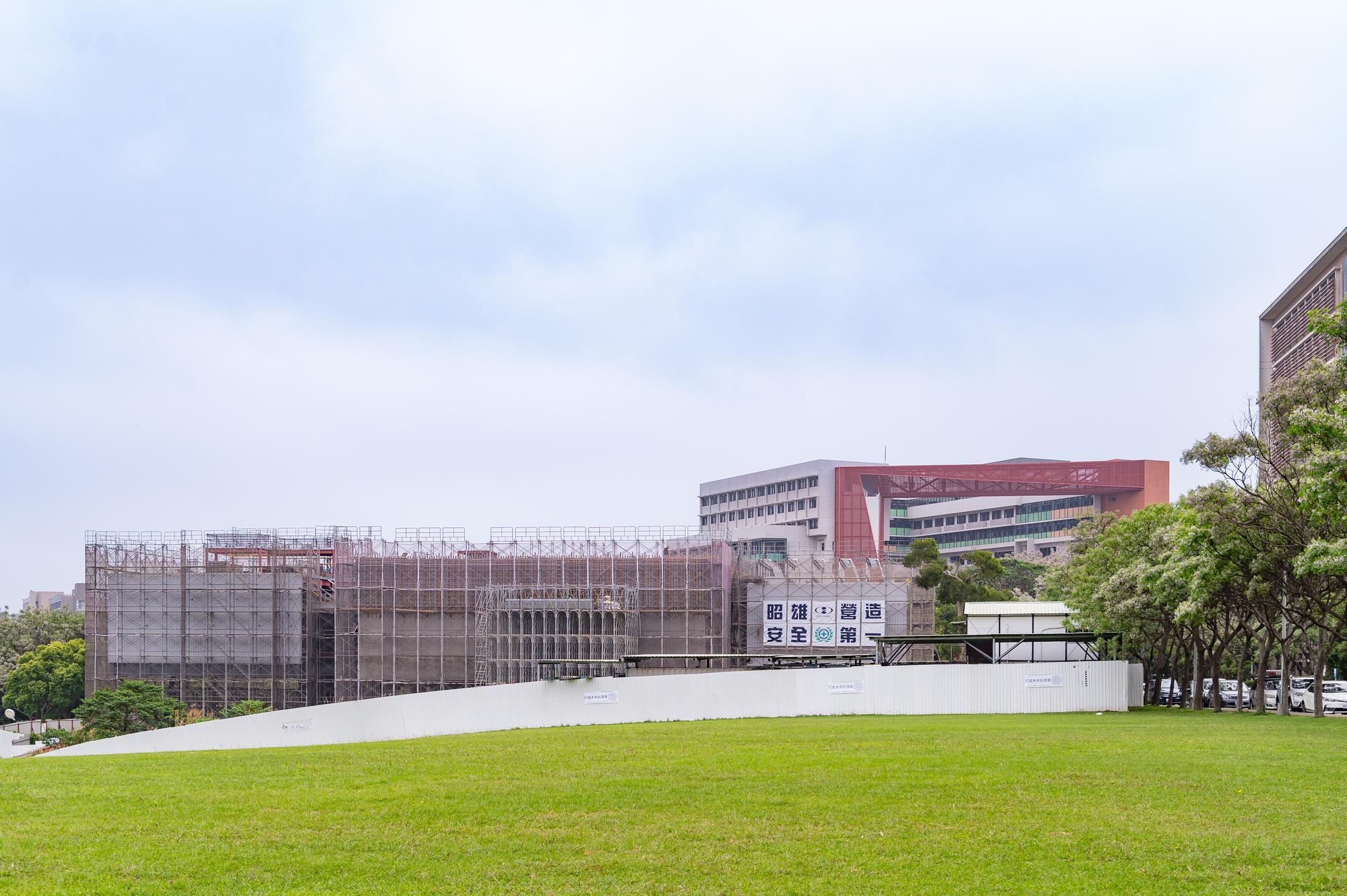 The main structure of the Hung Liang Art Museum is nearing completion.  
The beam-raising ceremony was held today.