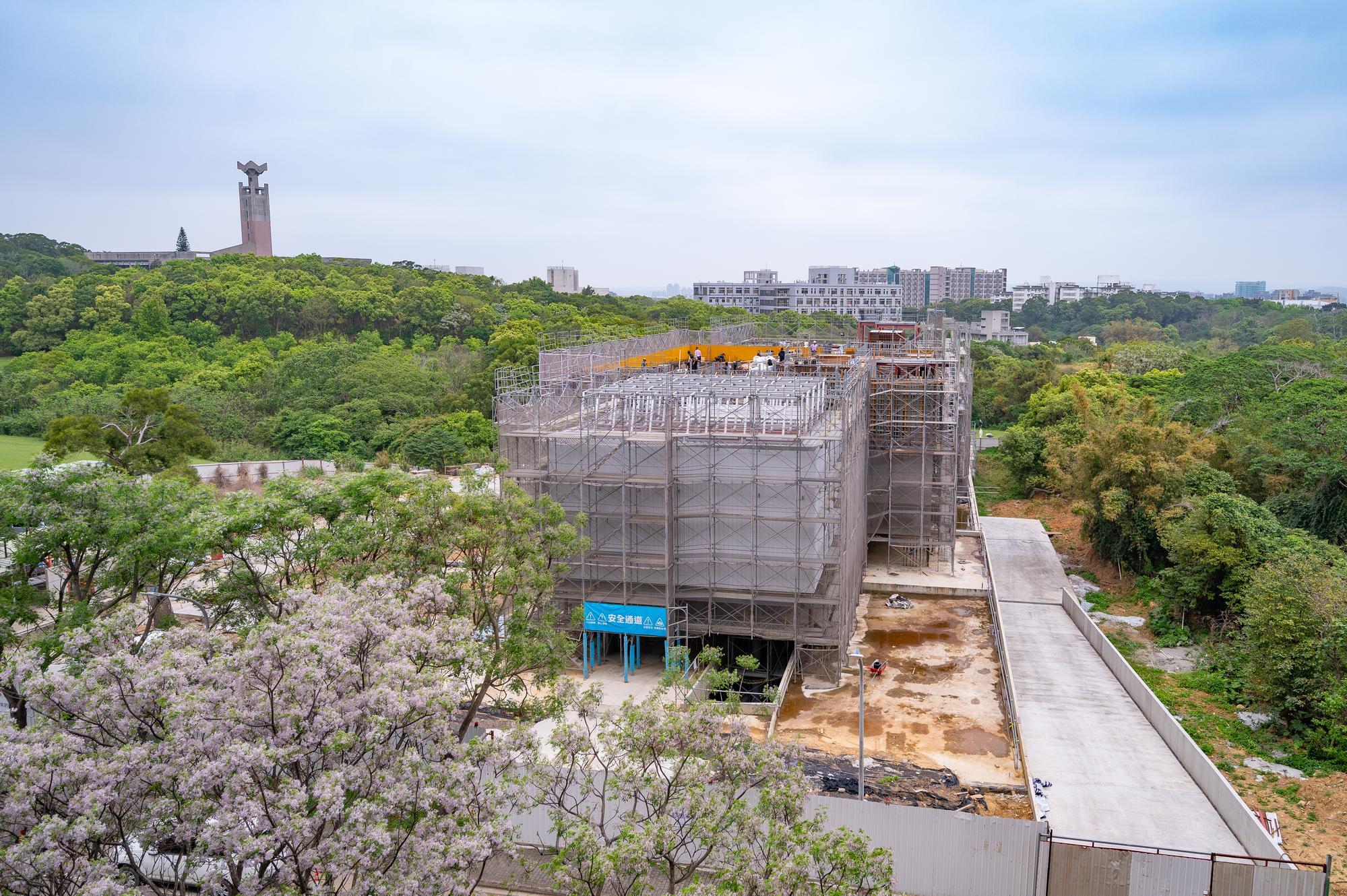 The main structure of the Hung Liang Art Museum is nearing completion.  
The beam-raising ceremony was held today.