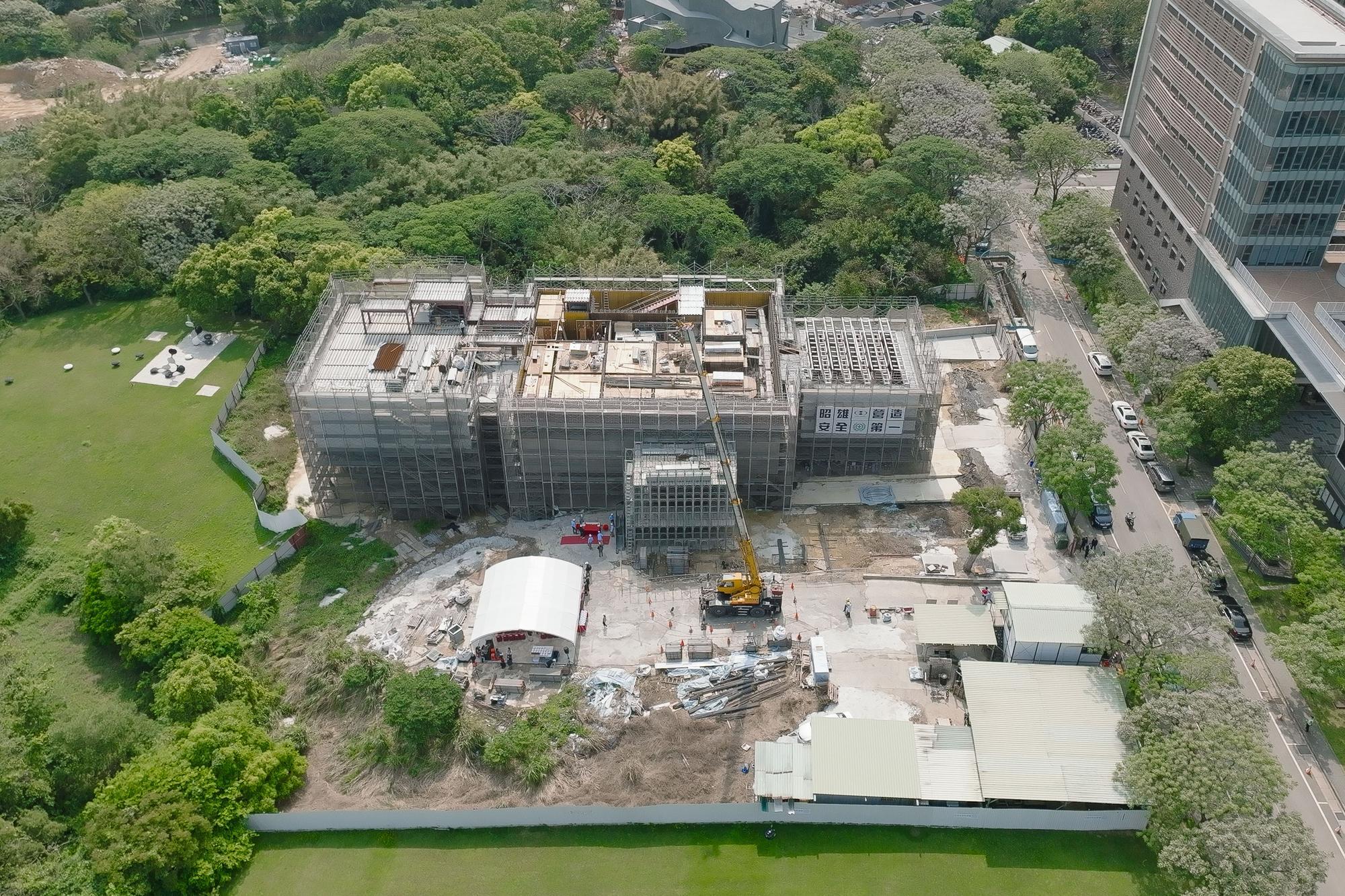 The main structure of the Hung Liang Art Museum is nearing completion.  
The beam-raising ceremony was held today.