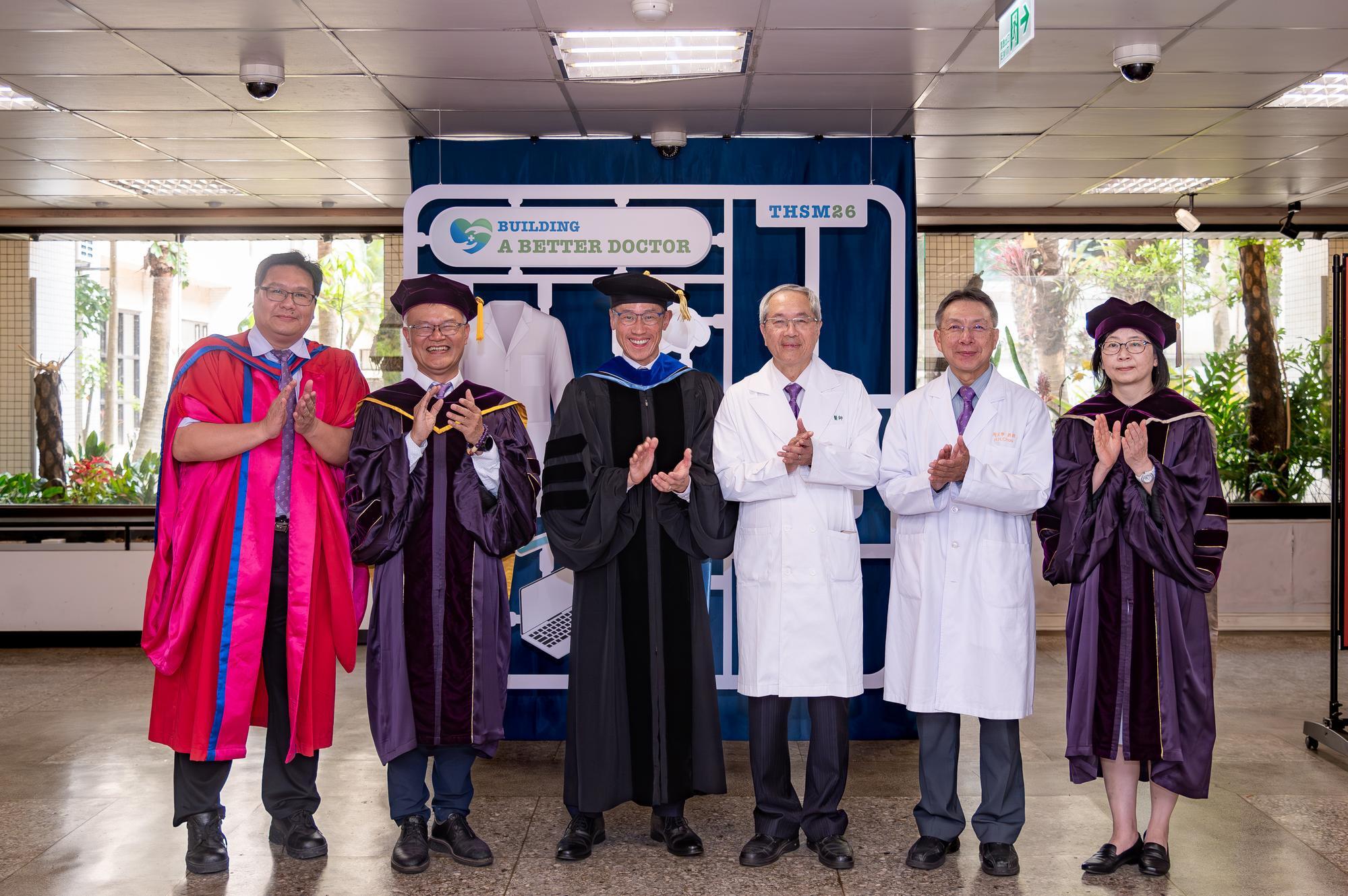 Faculty members extend their blessings to the first class of medical students. From left: Vice President for Student Affairs Hong-Lin Chan (詹鴻霖), Vice President Chen-Fu Chien (簡禎富), President W. John Kao (高為元), Dean Ruey Ho Kao (高瑞和) of the College of Life Sciences and Medicine, Director Hung-Hsueh Chou (周宏學) of the Post-baccalaureate Program in Medicine, and Vice Dean Linyi Chen (陳令儀) of the College of Life Sciences and Medicine.