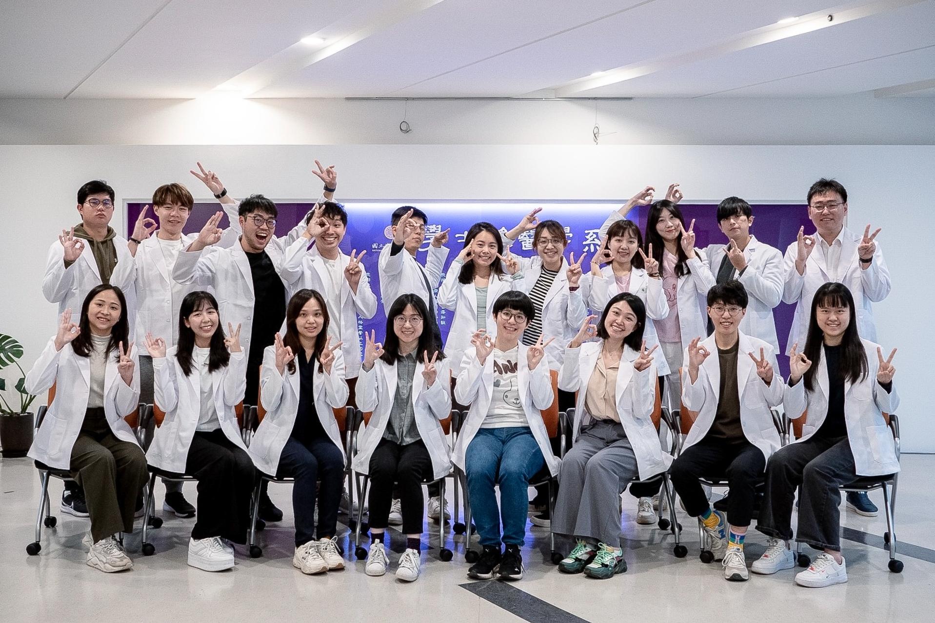 The first class of medical students at NTHU donned their white coats.