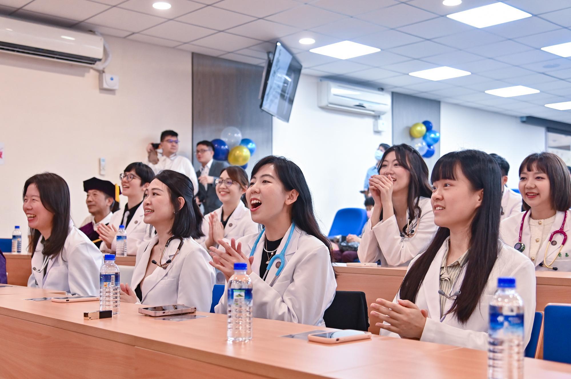 As each NTHU medical student received their white coat, fellow students cheered and applauded loudly.