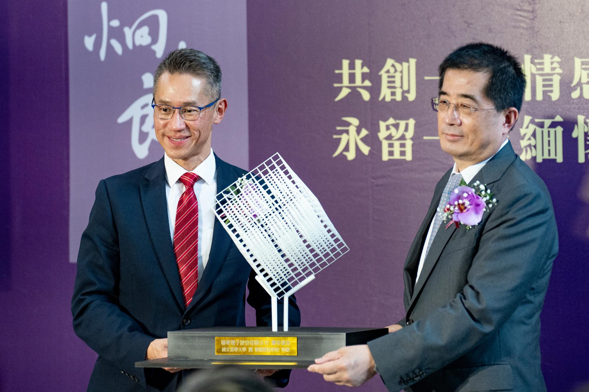 President W. John Kao (高為元) (left) presented a public art model of the C. L. Liu Building to UMC Chairman Chia-Tsung Hung (洪嘉聰). 