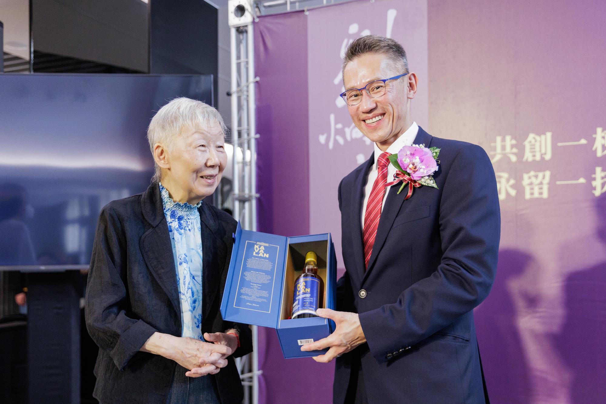 President W. John Kao (高為元) (right) presented a limited-edition bottle of whiskey to Dr. Jane W. S. Liu (張韻詩), wife of the late Chung-Laung Liu (劉炯朗).