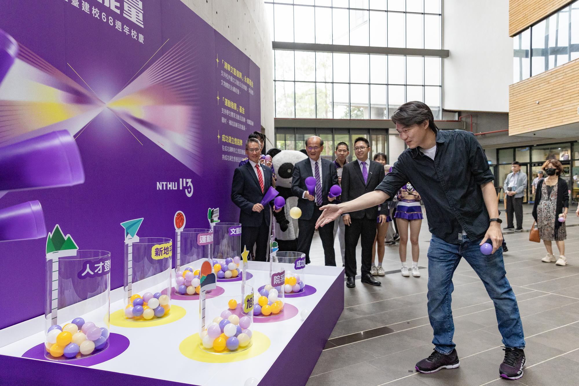 An alumnus from the Department of Computer Science, Shih-Lun Huang (黃士倫), who previously donated one million NTD to the Rising Sun Scholarship, also placed an energy ball into the funding cylinder.