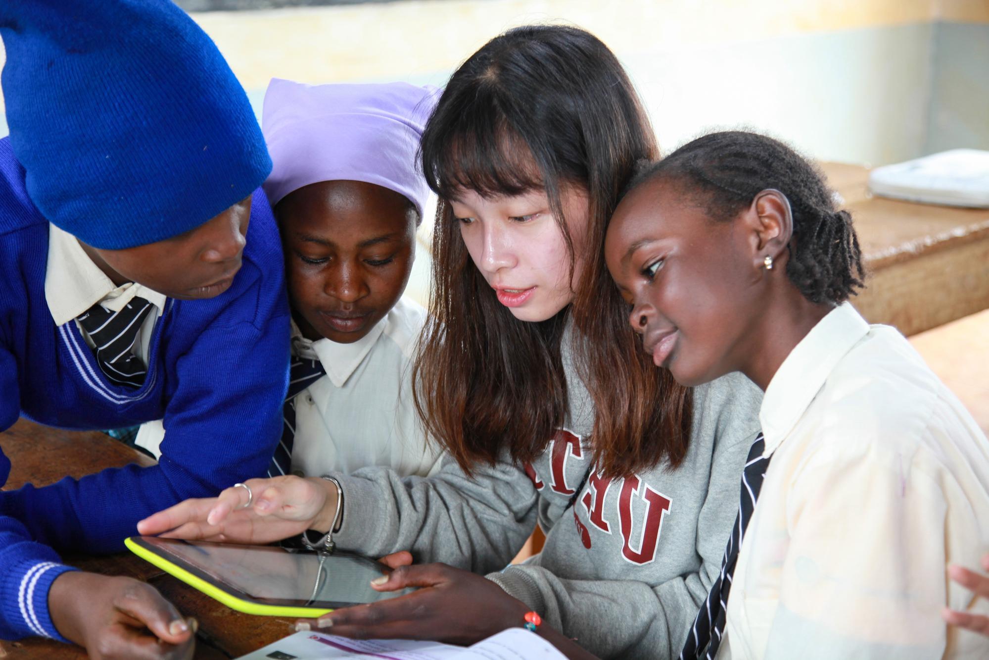 NTHU's international volunteers taught Kenyan students how to use tablets to find information.