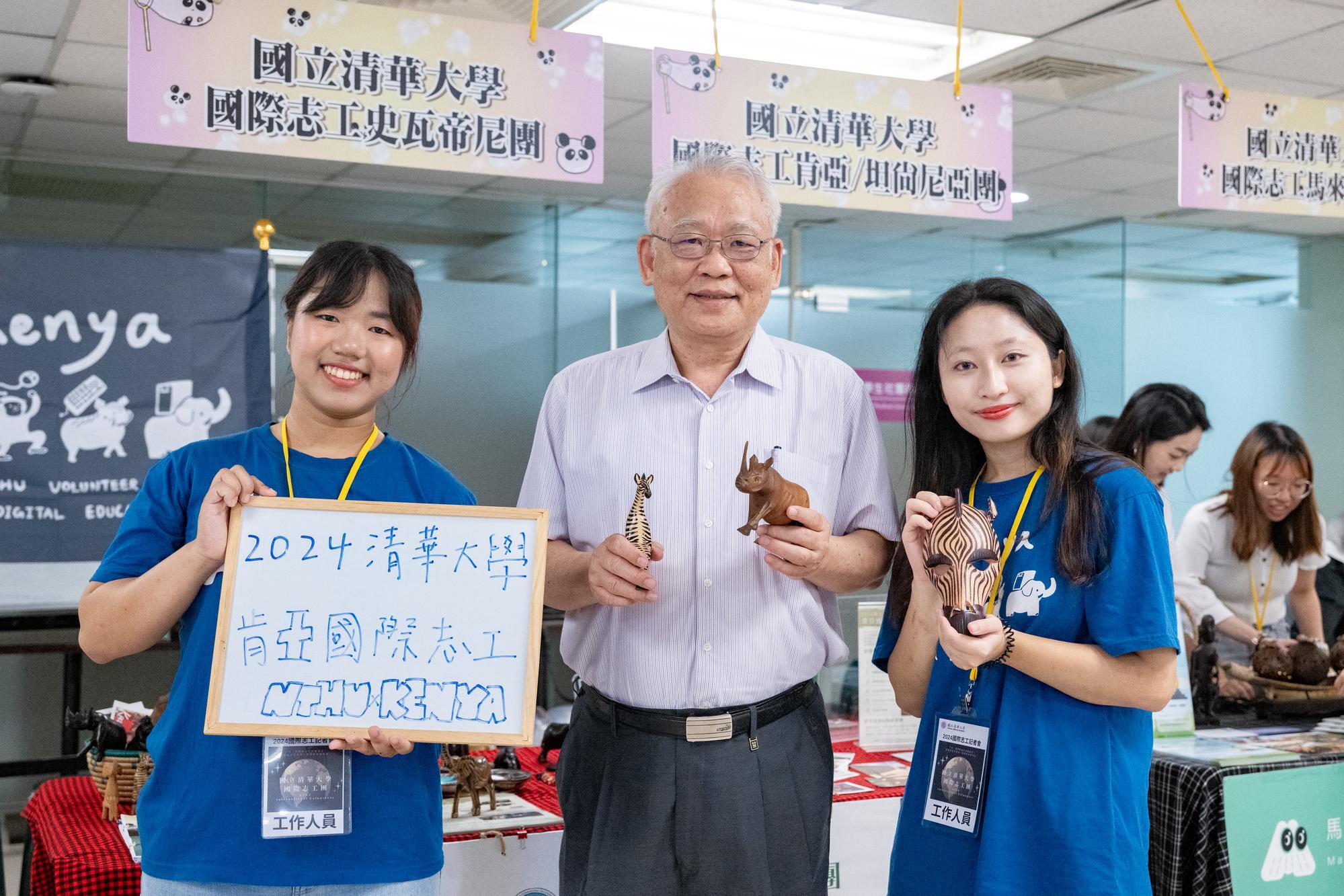 NTHU Vice President Nyan-Hwa Tai (戴念華) (center) supports the international volunteers.