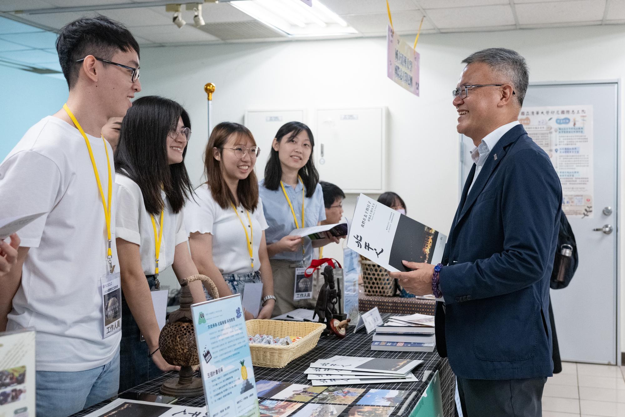 NTHU Vice President Chen-Fu Chien (簡禎富)(right) encourages the international volunteers.