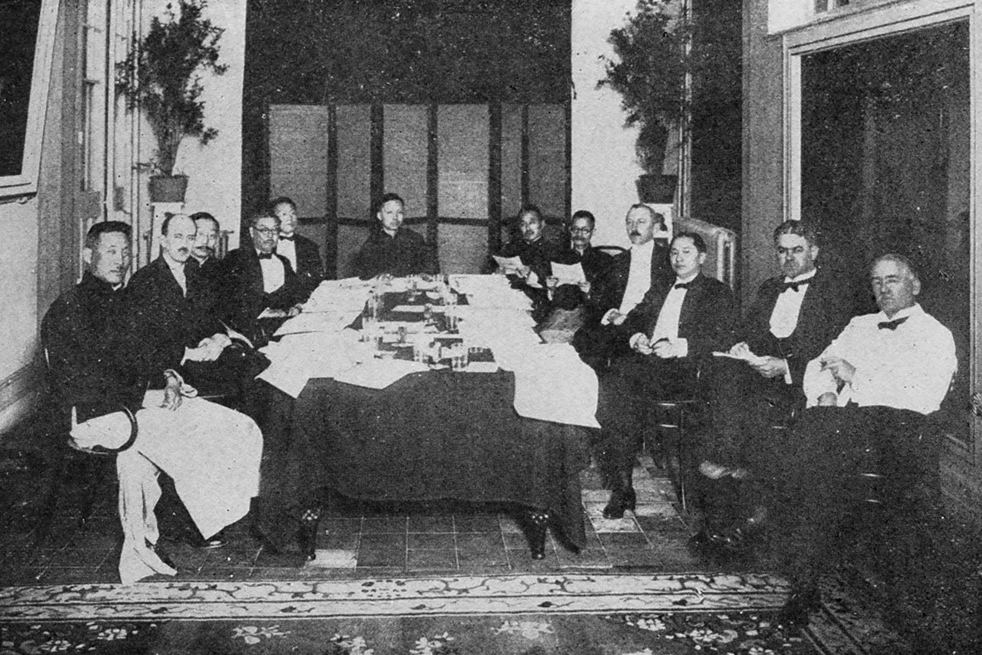 The first Annual Meeting of the Board of Trustees was held in 1925. From the left are Chang Poling (張伯苓), Roger Greene (顧臨),V.K. Ting (丁文江), W.W. Yen (顏惠慶), Y.T. Tsur (周詒春), Fan Yuan-lien (范源廉), Huang Yen-pei (黃炎培), Chiang Monlin (蔣夢麟), C.R. Bennett, V.K. Willington Koo (顧維鈞), J.E. Baker, and Paul Monroe (孟祿).
