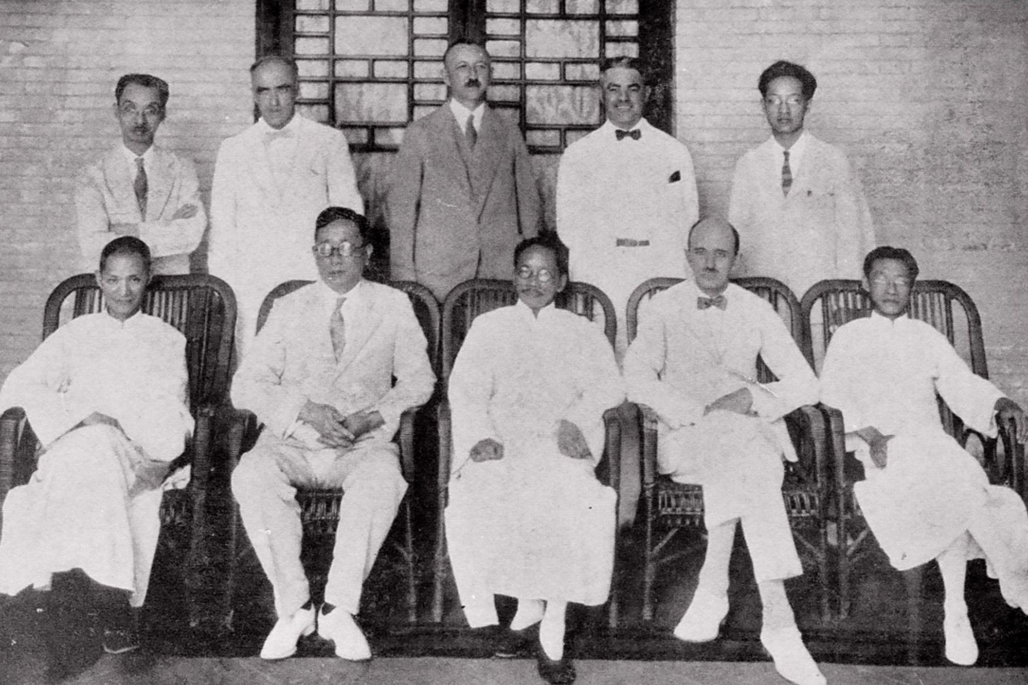 The fifth Annual Meeting of the Board of Trustees was held in 1929. In the back row from the left are H.C. Zen (任鴻雋), J. Leighton Stuart, C.R. Bennett, J.E. Baker, and Y.R. Chao (趙元任). In the front row from the left are Chiang Monlin, Saoke Alfred Sze, Tsai Yuan-pei (蔡元培), Roger Greene (顧臨) and W. H. Wong (翁文灝).