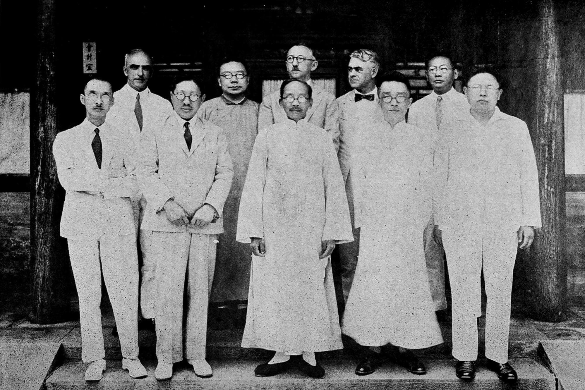 The eighth Annual Meeting of the Board of Trustees was held in 1932. In the back row from the left are J. Leighton Stuart, Soh-tsu G. King (金紹基), C.R. Bennett, J.E. Baker, and Y.T. Tsur (周貽春). In the front row from the left are H.C. Zen (任鴻雋), Wang Chen-chuan (representative of the Ministry of Foreign Affairs), Tsai Yuan-pei (蔡元培), Hu Shih (胡適), and Fu Ssu-nien (傅斯年).