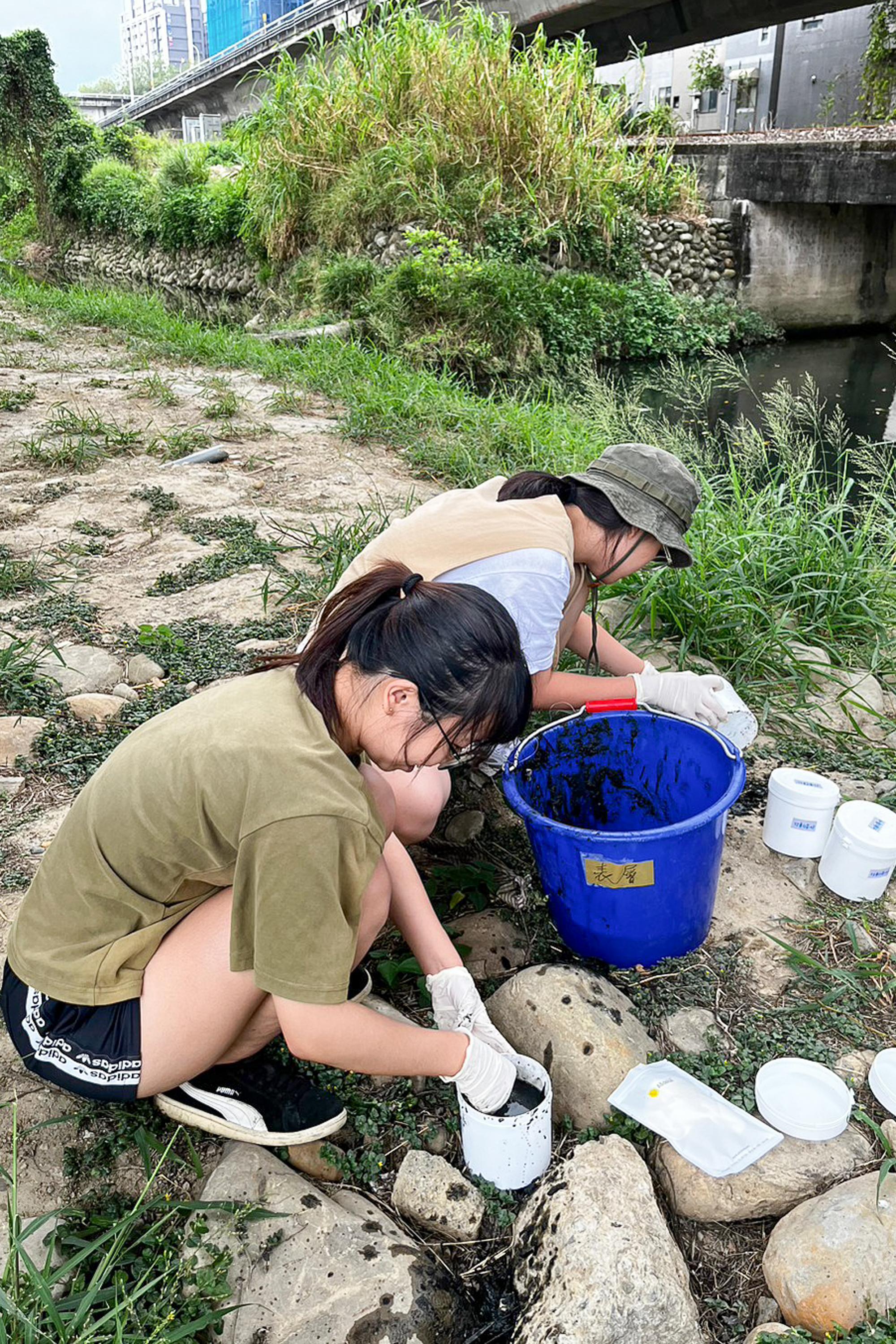 NTHU Professor Hsiu-Chuan Chou's (周秀專) team pre-screened sediment samples from the Touqian River.