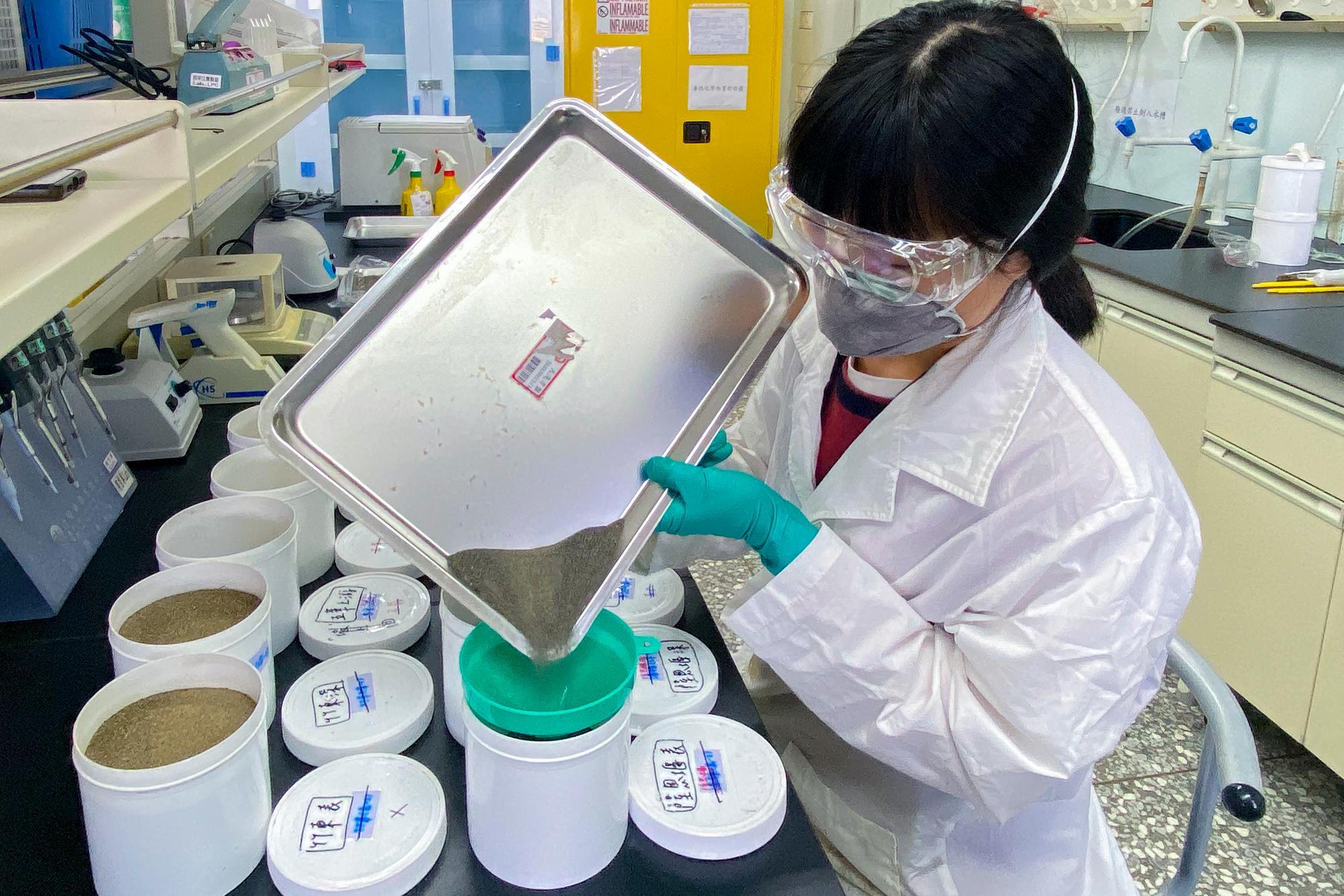 NTHU Professor Hsiu-Chuan Chou's (周秀專) team sieved and dried riverbed sediment samples.
