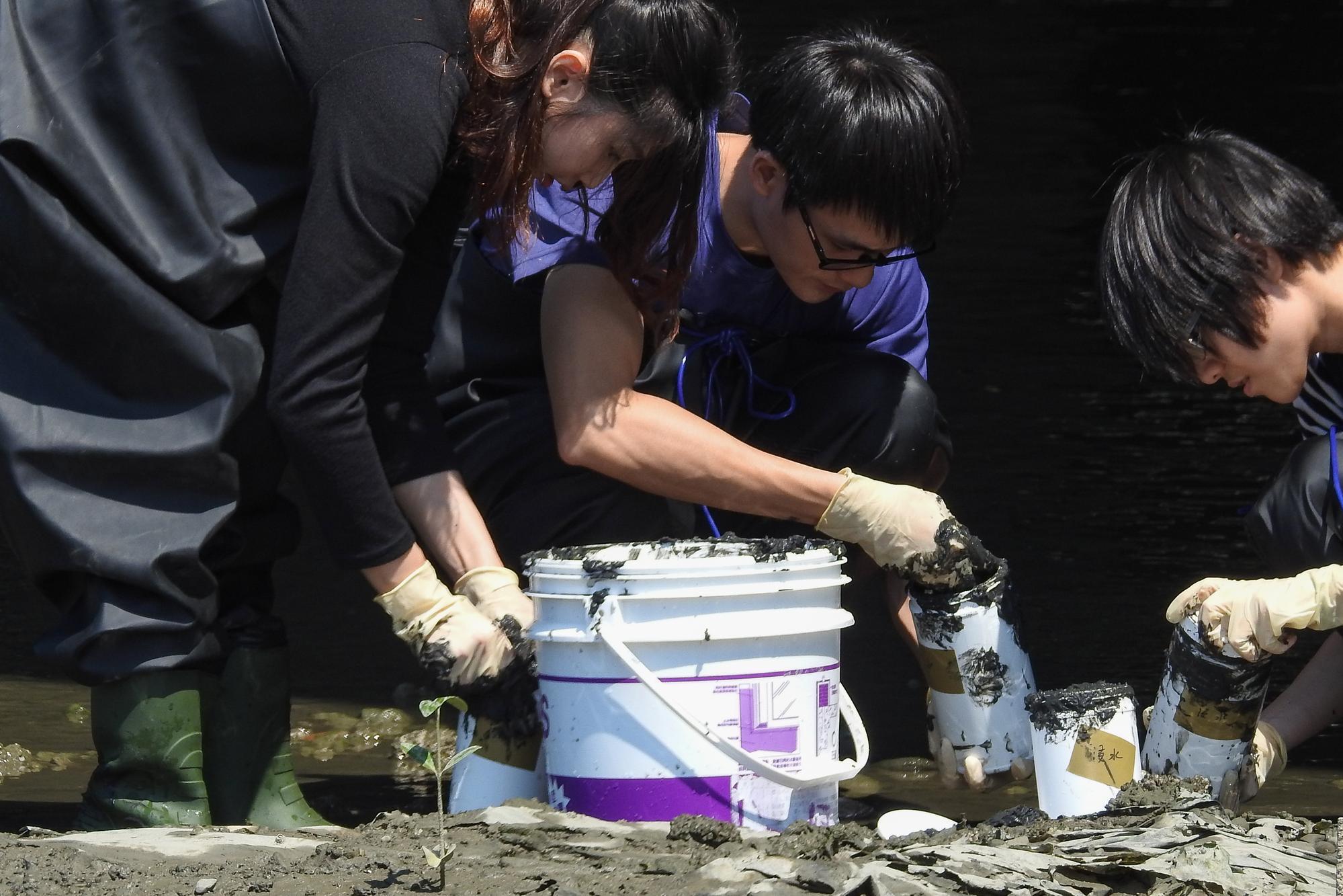 NTHU Professor Hsiu-Chuan Chou's (周秀專) team collected riverbed sediment samples from Keya Creek.