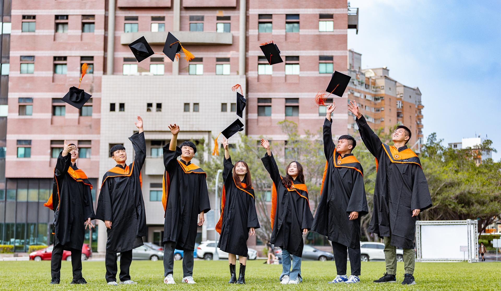 National Tsing Hua University (NTHU) held its commencement on the 15th.