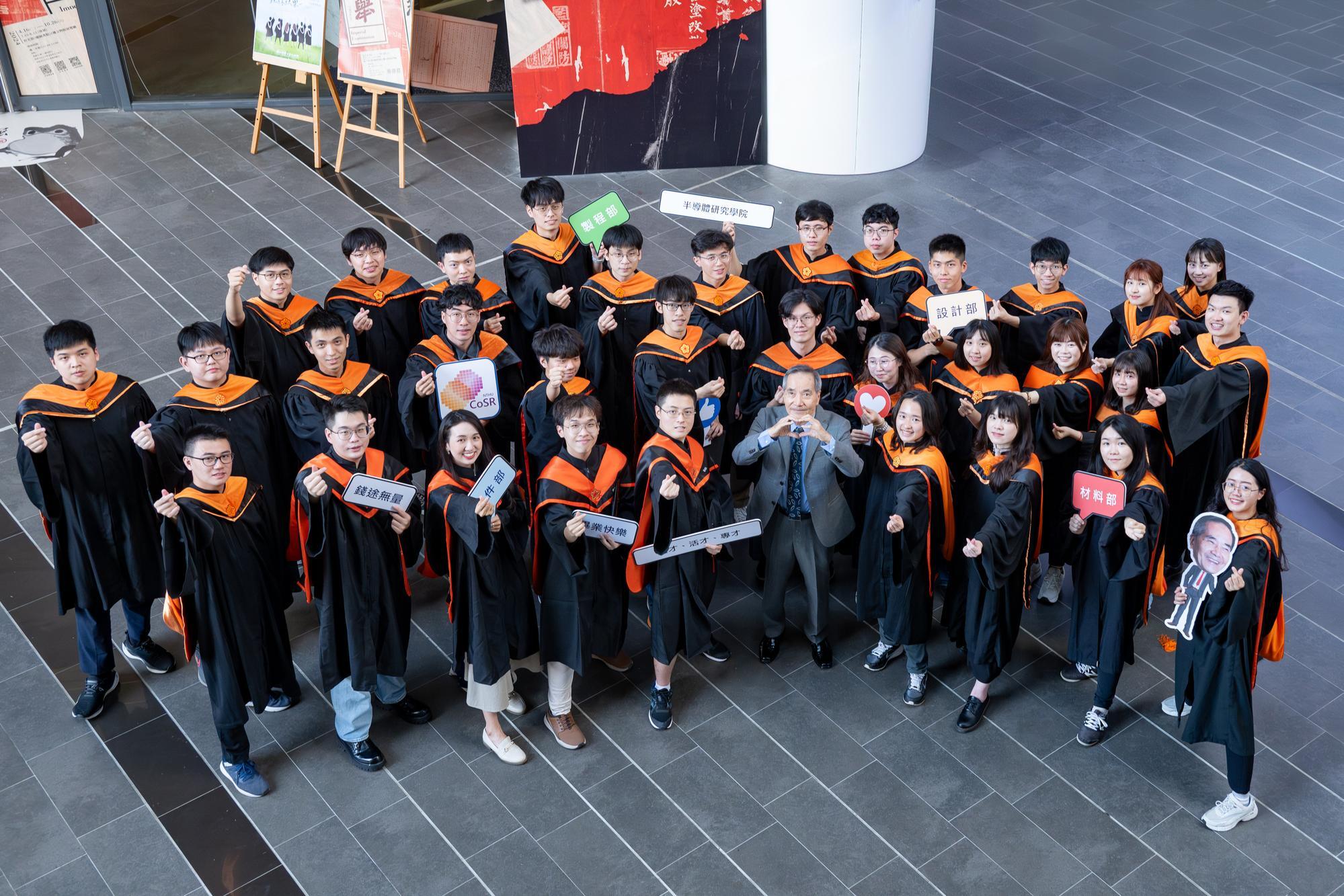 The first graduates of the College of Semiconductor Research at NTHU happily posed for graduation photos with Dean Burn-Jeng Lin (林本堅).