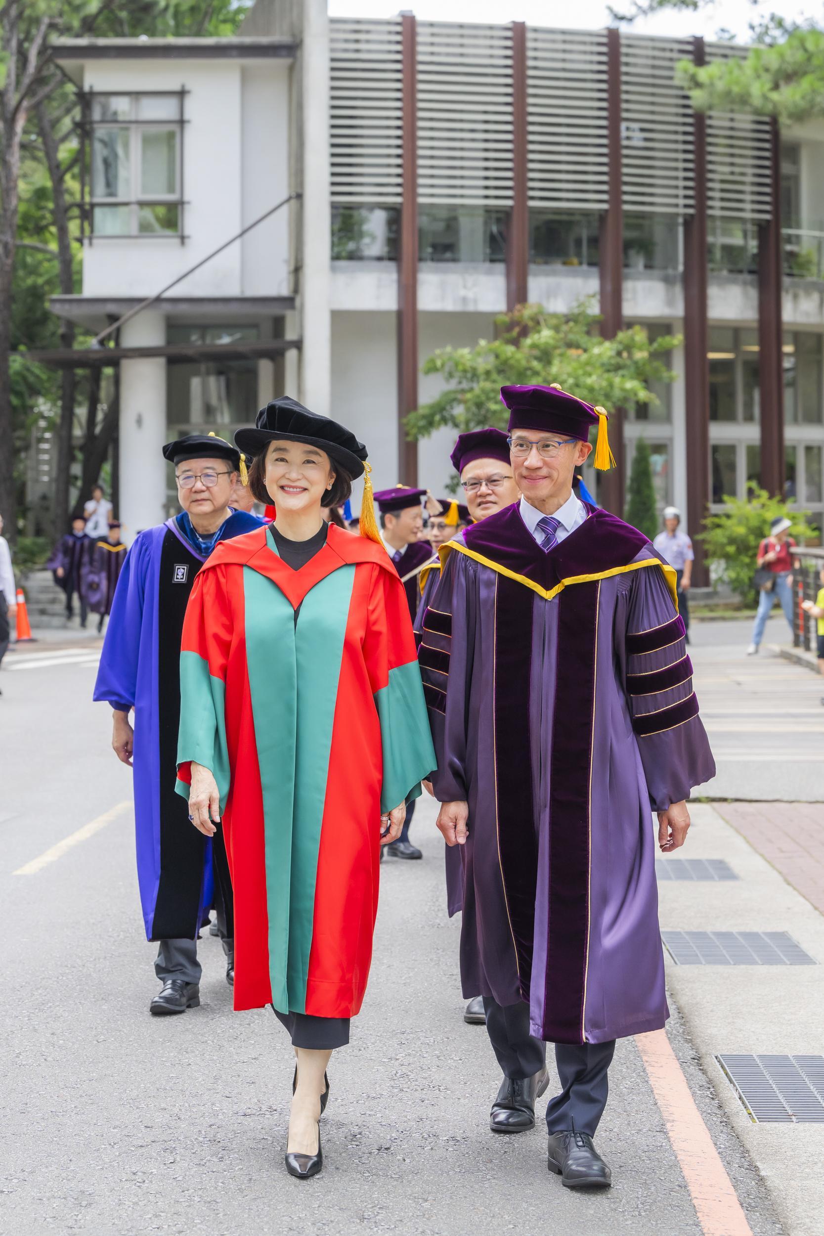 President W. John Kao (高為元) (right) accompanied distinguished guest Brigitte Lin (林青霞) to the graduation ceremony venue.