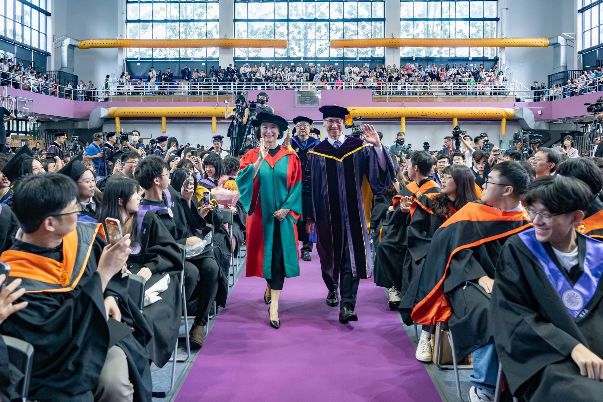 President W. John Kao (高為元) accompanied distinguished guest Brigitte Lin (林青霞) to the graduation ceremony. They were warmly welcomed by the students.