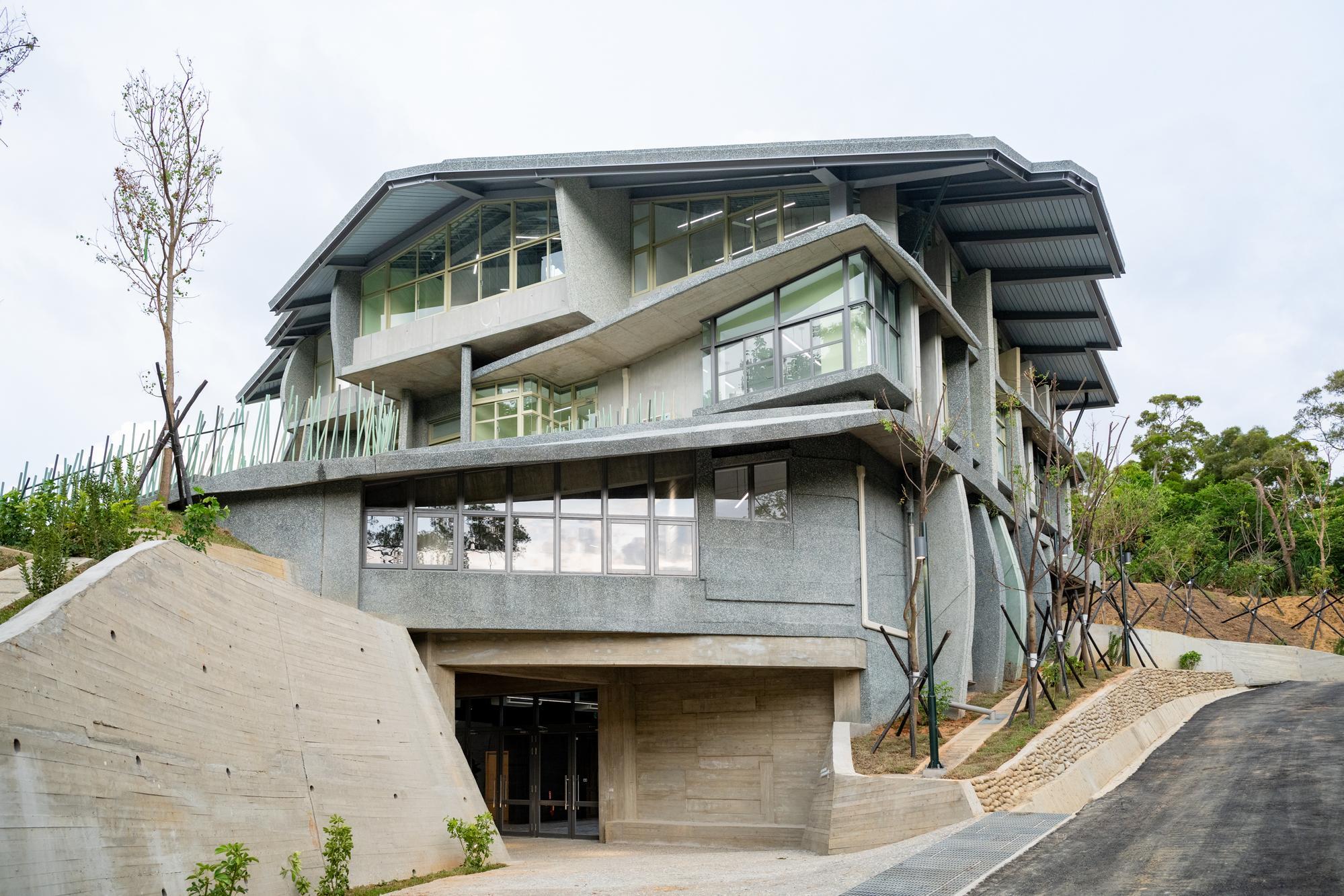 Built along mountainous terrain, students and faculty can enter or traverse the Literature Building from the ground floor, first floor, or second floor.