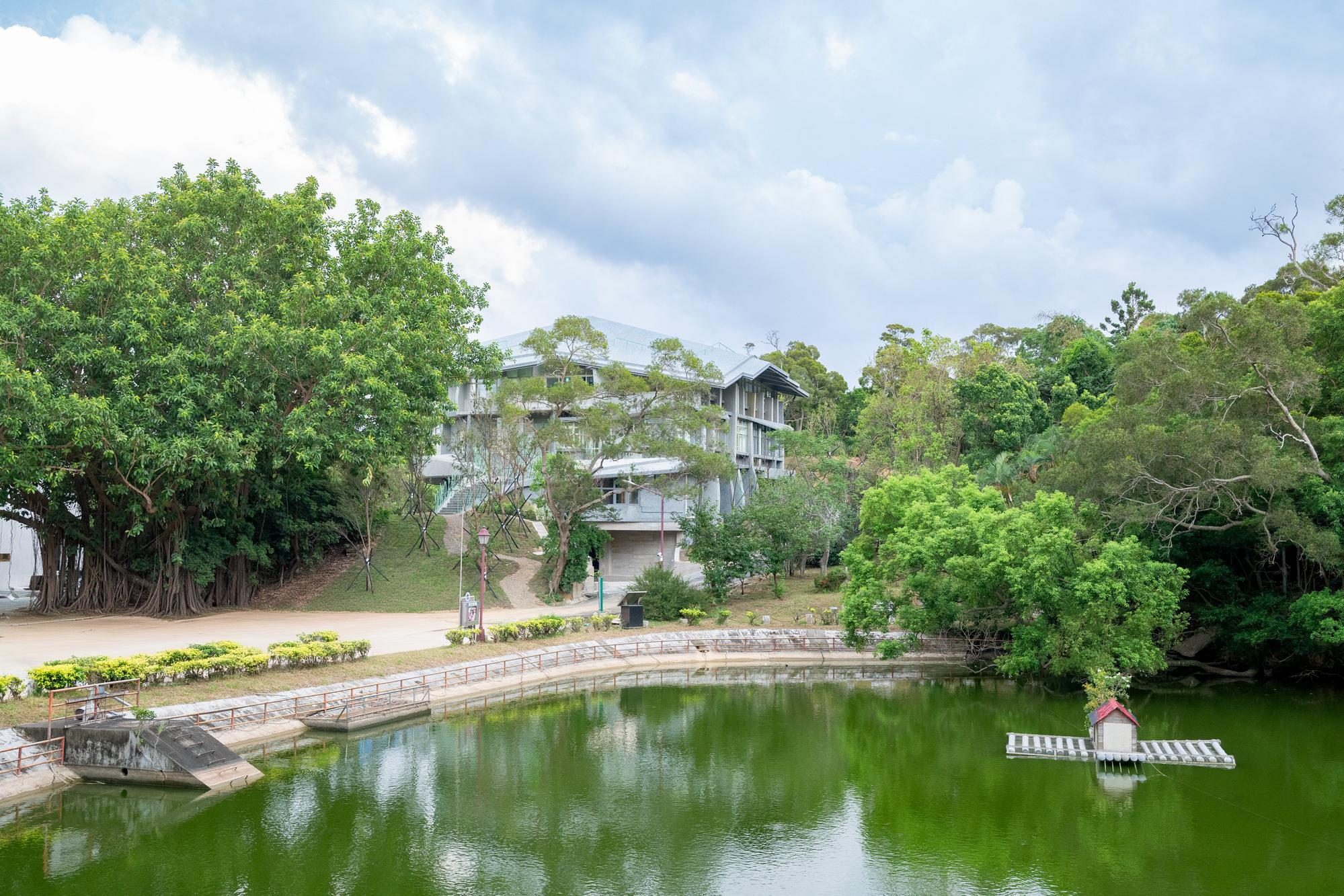 Situated by Acacia Lake, the Literature Building is nestled amidst the mountains and forests.