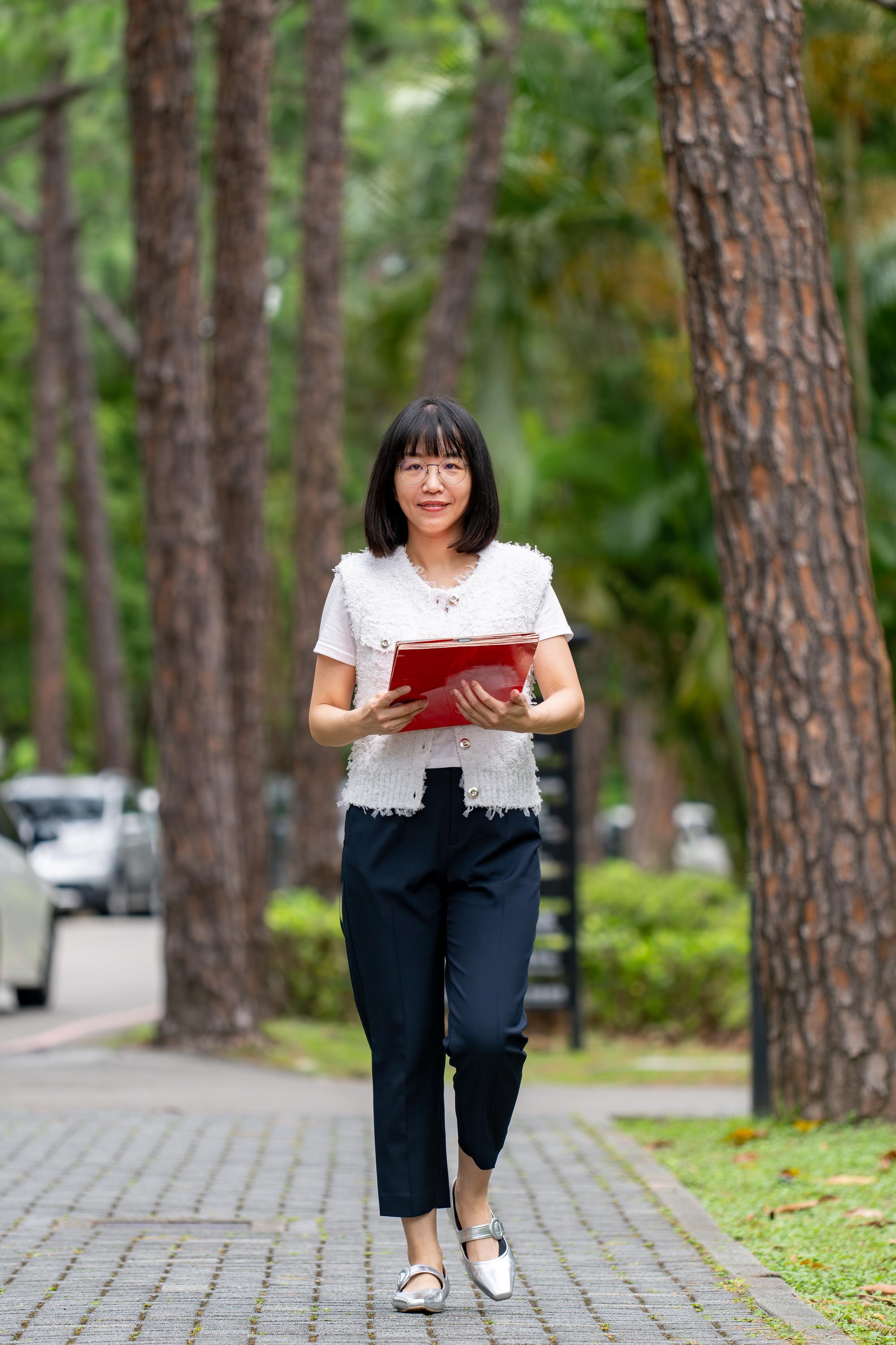 NTHU Office of the Secretary, Division of General Service staff member Ying-Hsuan Chu (朱盈璇) was selected as the top outstanding staff member of the year.