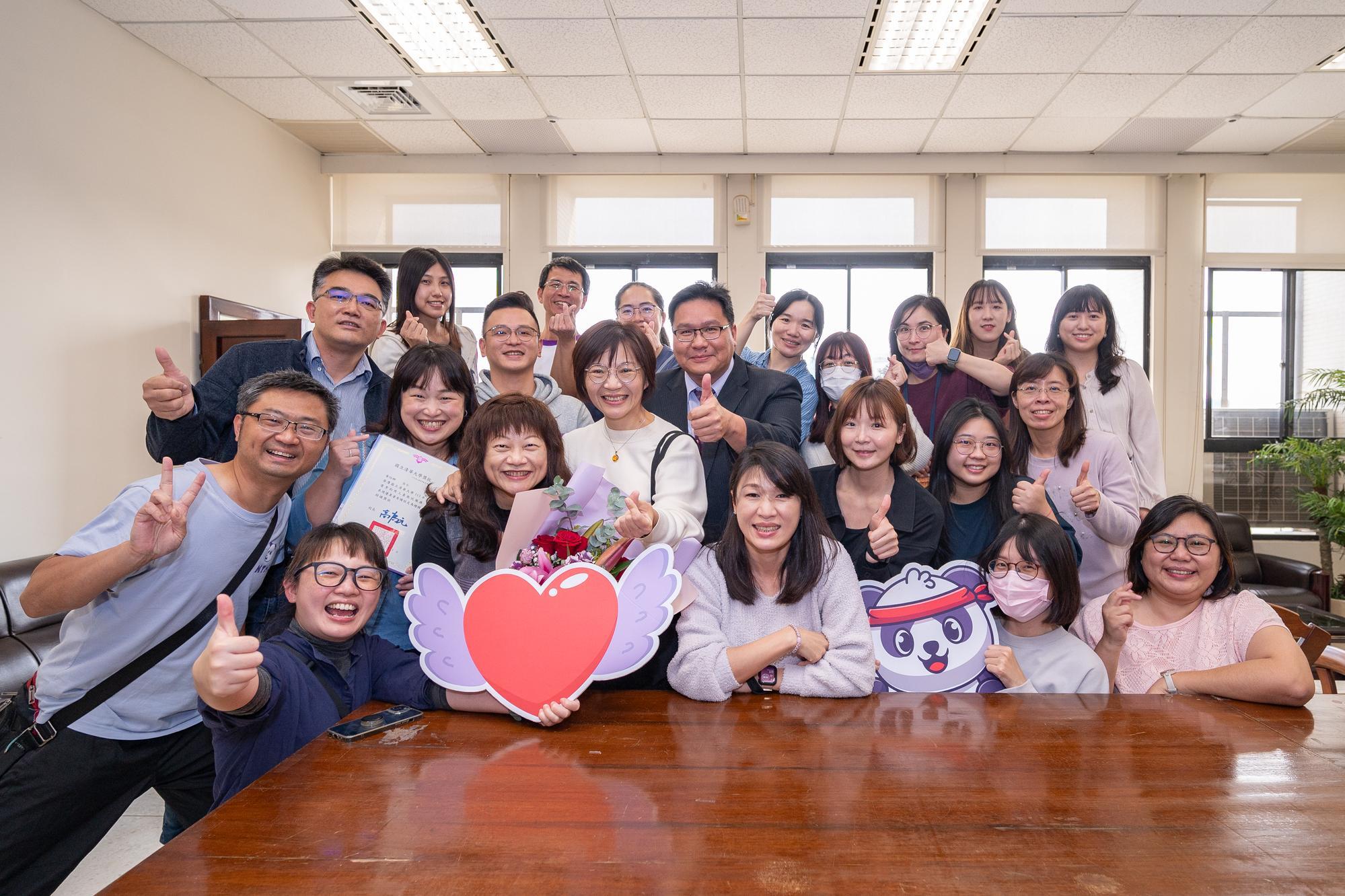 Staff from the Office of Student Affairs at NTHU cheer for their colleagues for their outstanding performance.