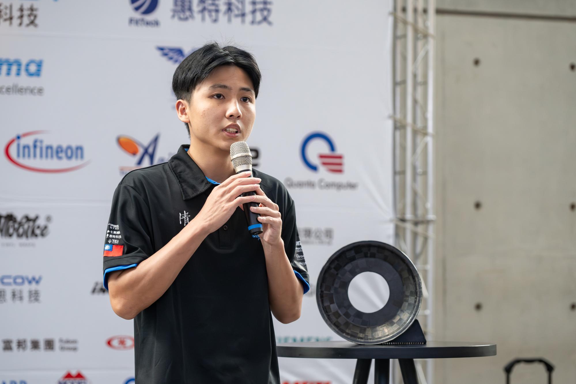 Team captain Cheng-Han Yu (余承翰) introduces the first lightweight carbon fiber wheels made by a student team in Taiwan.