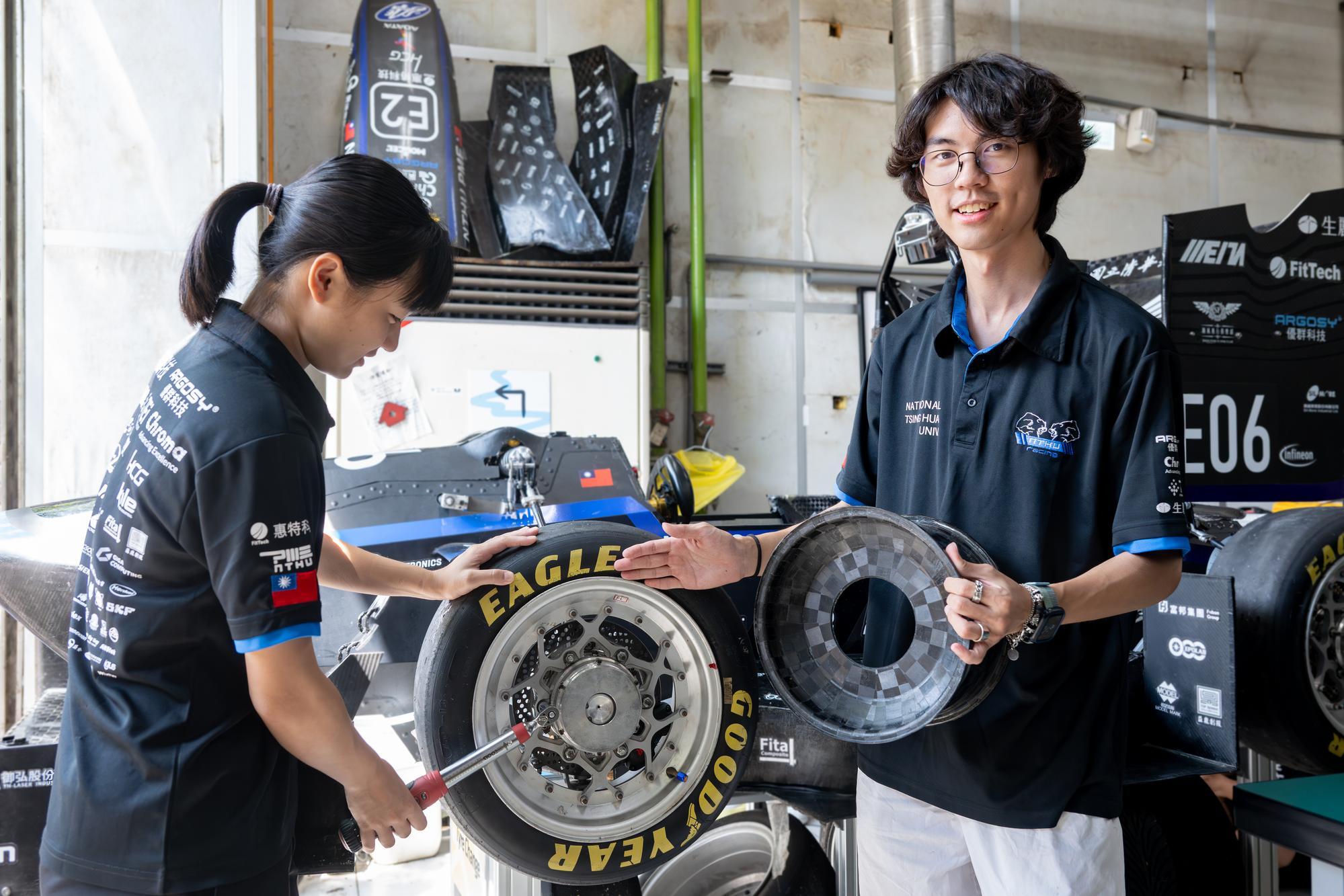 The NTHU Racing Team showcases the first carbon fiber rim made by a student team in Taiwan.