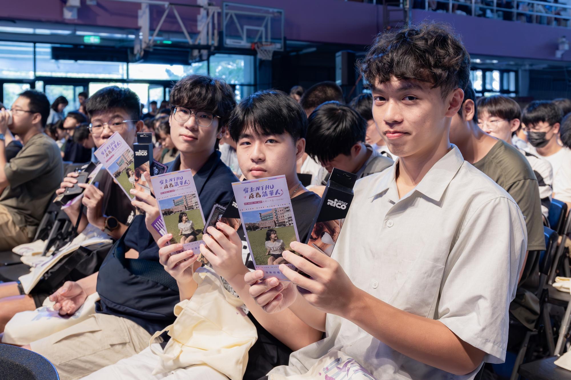 NTHU freshmen with their gift packs.