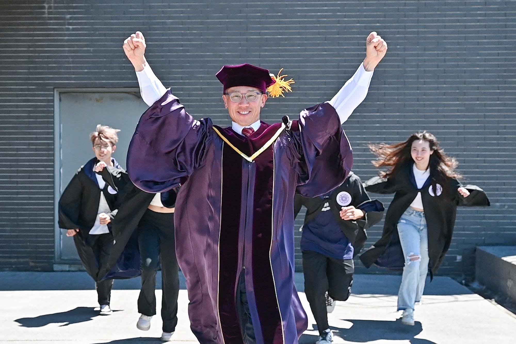 NTHU president W. John Kao (高為元)  in a video encouraging freshmen to cultivate new abilities.