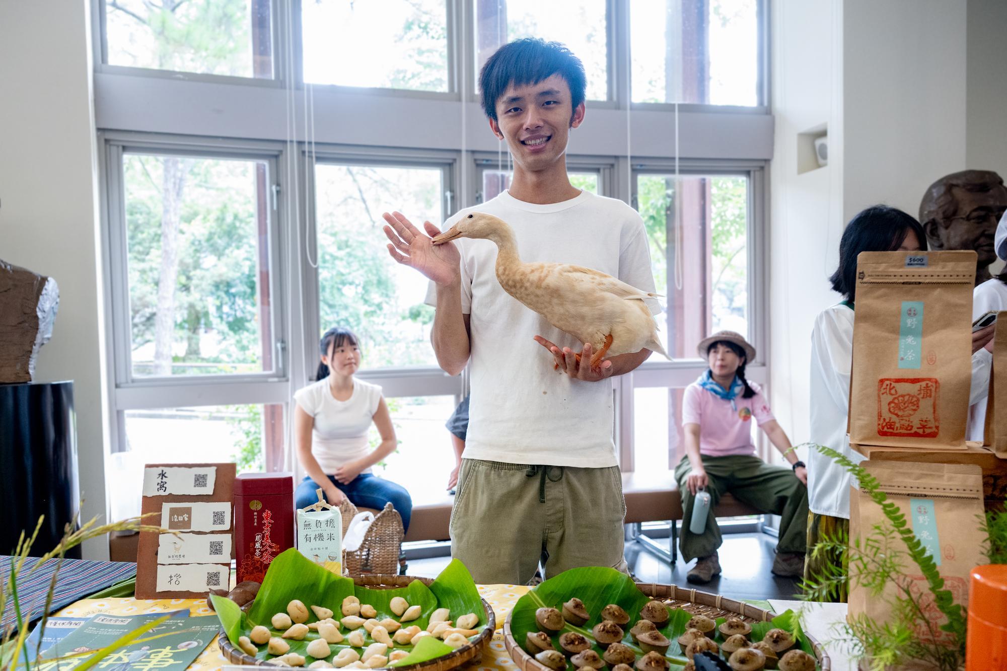 Liu Yi (劉奕), head of FD Farm, at the signing ceremony.